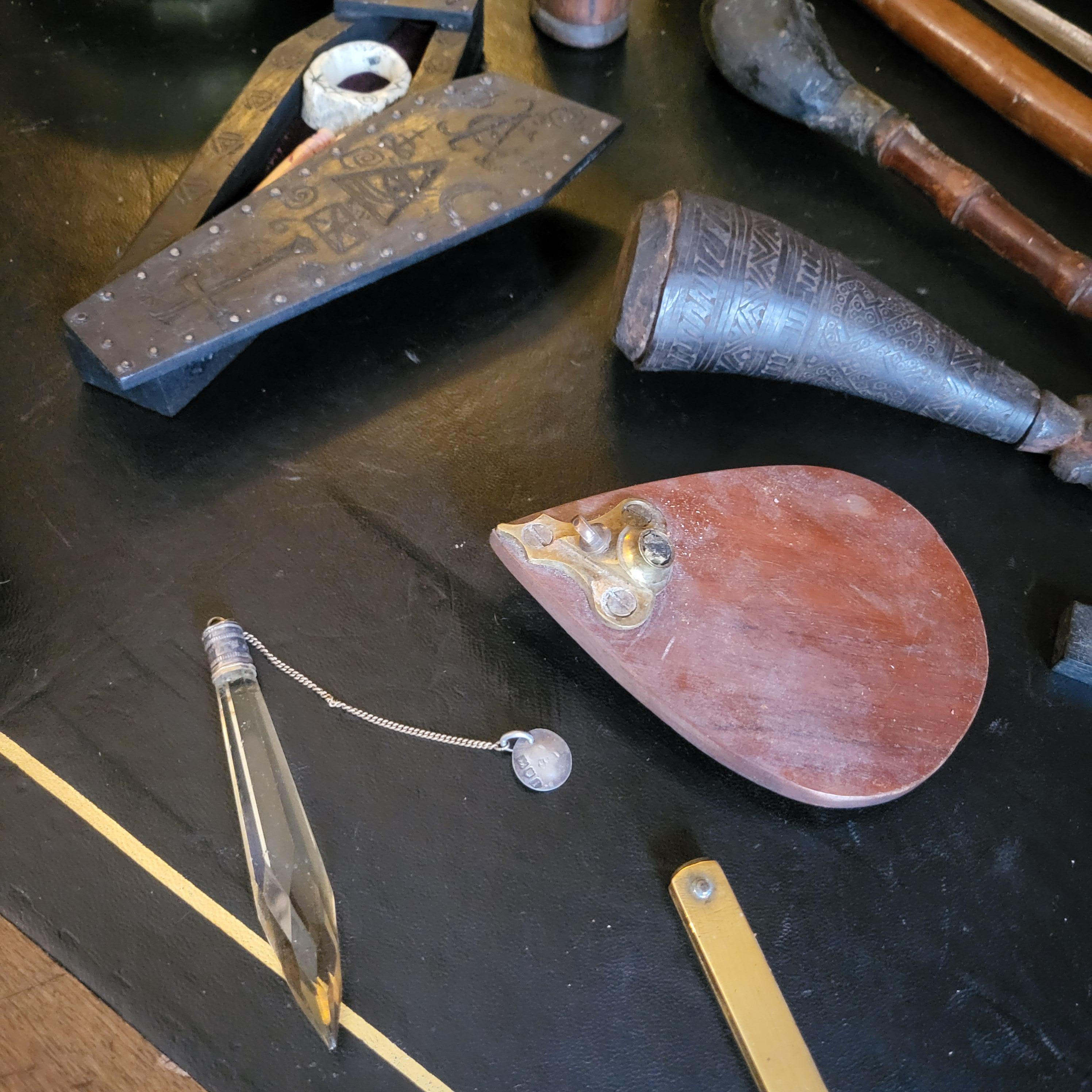 Seltene okkulte Sammlung in Eichenholzkiste, 32 diverse Gegenstände. im Angebot 6