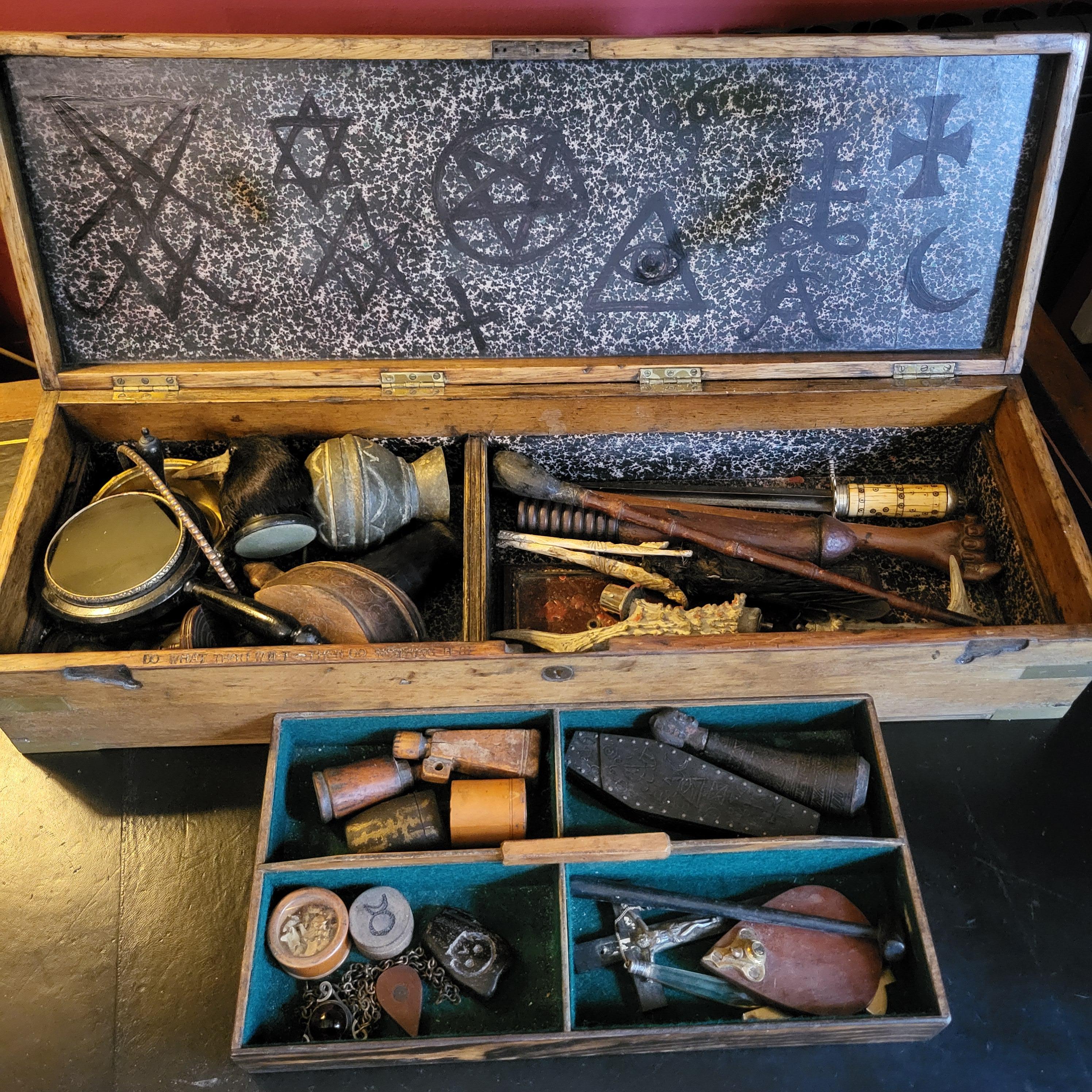Ein seltenes und faszinierendes Angebot pünktlich zu Halloween - eine fesselnde okkulte Sammlung, die dem berüchtigten Aleister Crowley gehört haben soll. Dieses bemerkenswerte Set befindet sich in einer Eichenholzkiste, die mit
