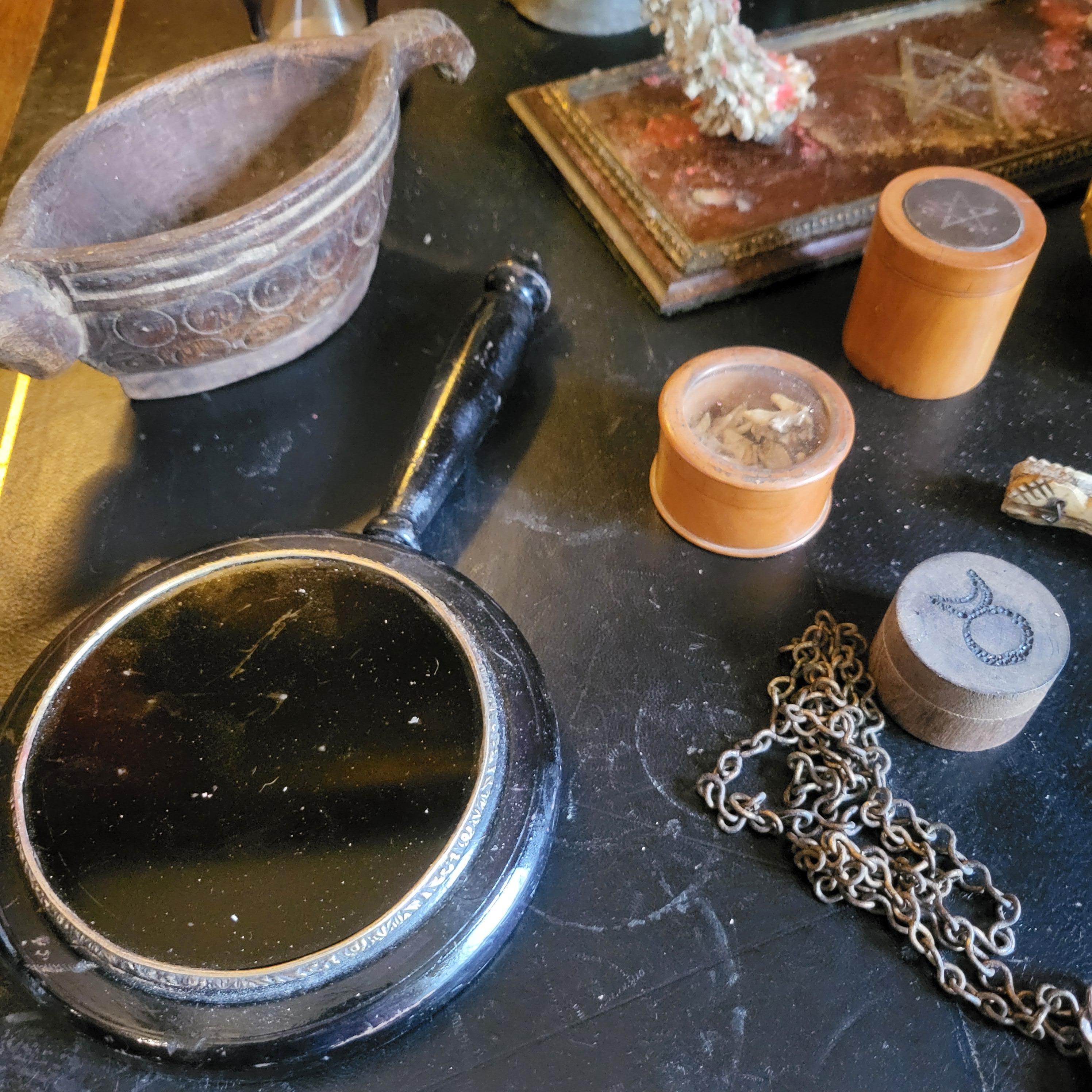 Seltene okkulte Sammlung in Eichenholzkiste, 32 diverse Gegenstände. im Angebot 13