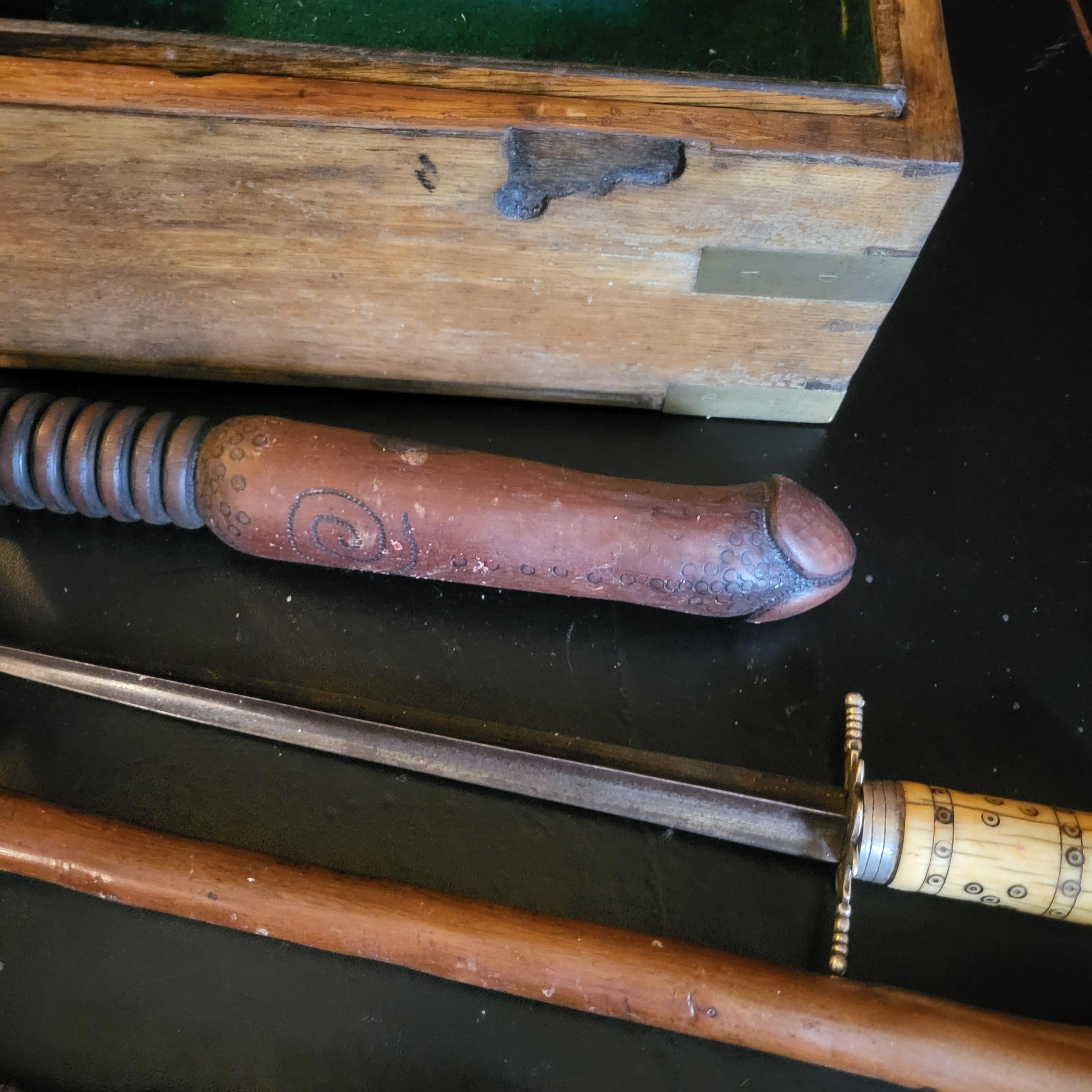 Seltene okkulte Sammlung in Eichenholzkiste, 32 diverse Gegenstände. (Neugotik) im Angebot
