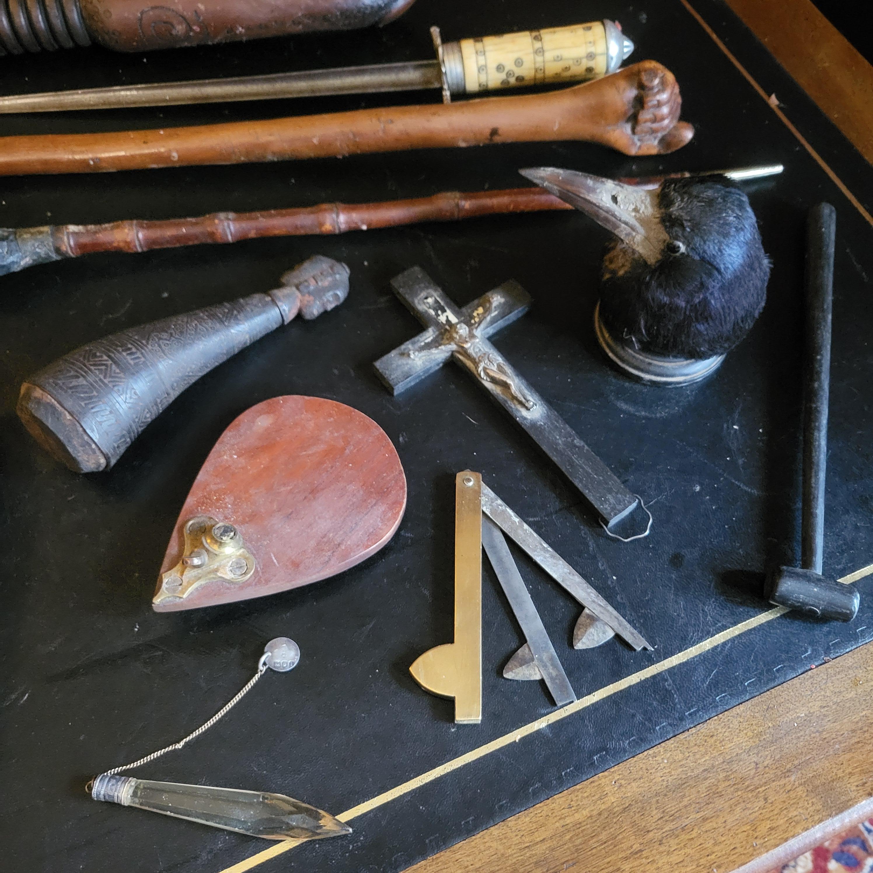 Seltene okkulte Sammlung in Eichenholzkiste, 32 diverse Gegenstände. (Europäisch) im Angebot