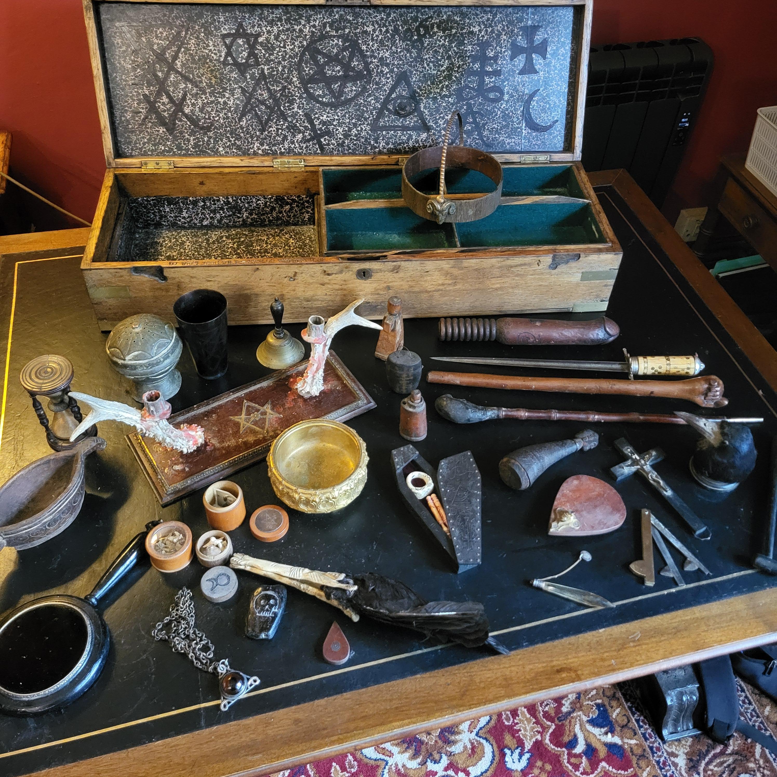 Seltene okkulte Sammlung in Eichenholzkiste, 32 diverse Gegenstände. (Handgeschnitzt) im Angebot