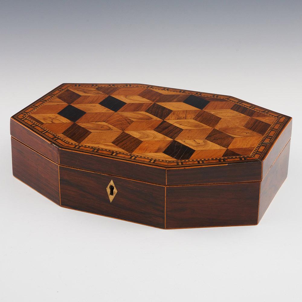 Seltene achteckige Tunbridge Ware Spielschachtel um 1845 (Viktorianisch) im Angebot