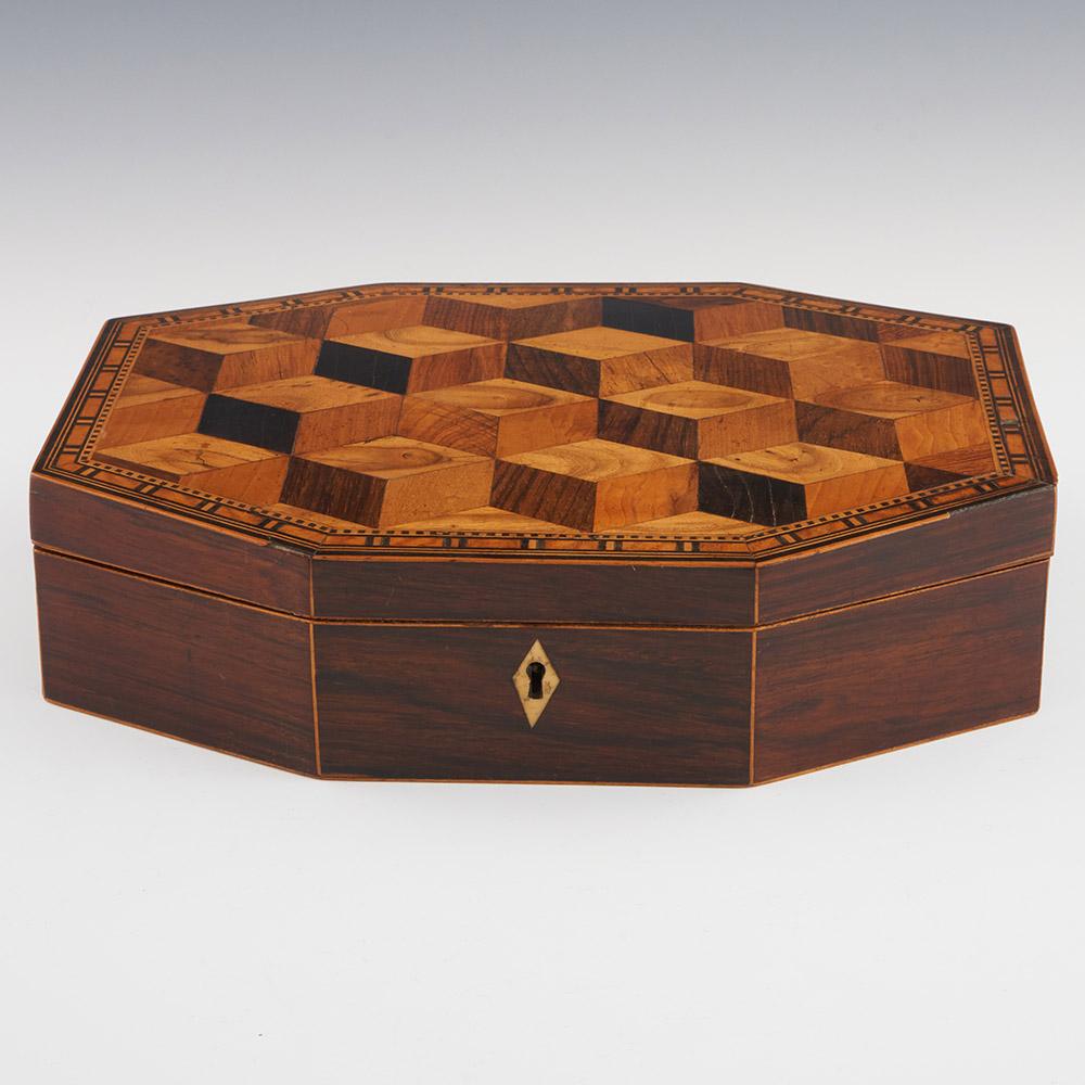 Seltene achteckige Tunbridge Ware Spielschachtel um 1845 im Zustand „Gut“ im Angebot in Tunbridge Wells, GB