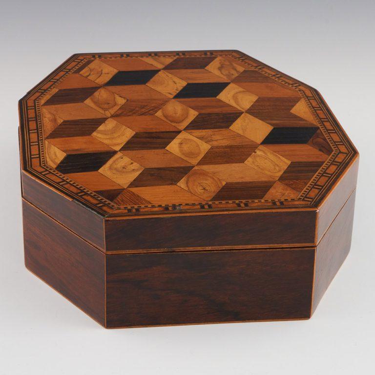 Seltene achteckige Tunbridge Ware Spielschachtel um 1845 (Mittleres 19. Jahrhundert) im Angebot