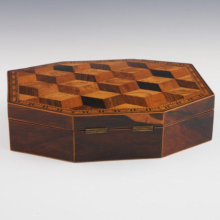 Seltene achteckige Tunbridge Ware Spielschachtel um 1845 (Holz) im Angebot