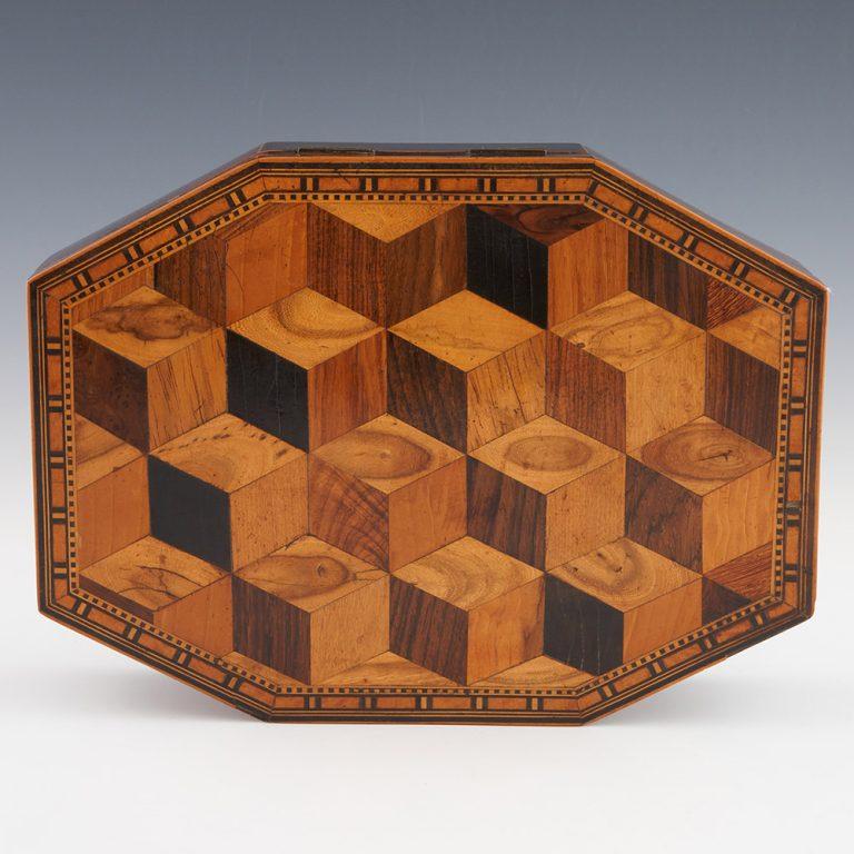 Seltene achteckige Tunbridge Ware Spielschachtel um 1845 im Angebot 1