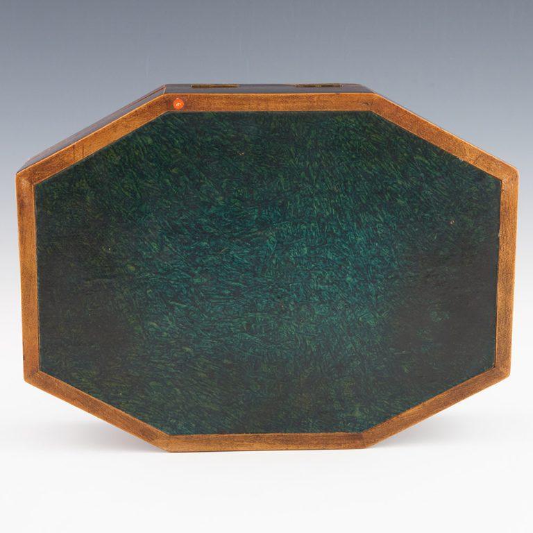 Seltene achteckige Tunbridge Ware Spielschachtel um 1845 im Angebot 2