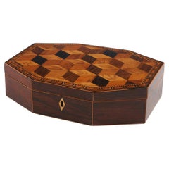 Rara caja de juegos octogonal de Tunbridge Ware c1845