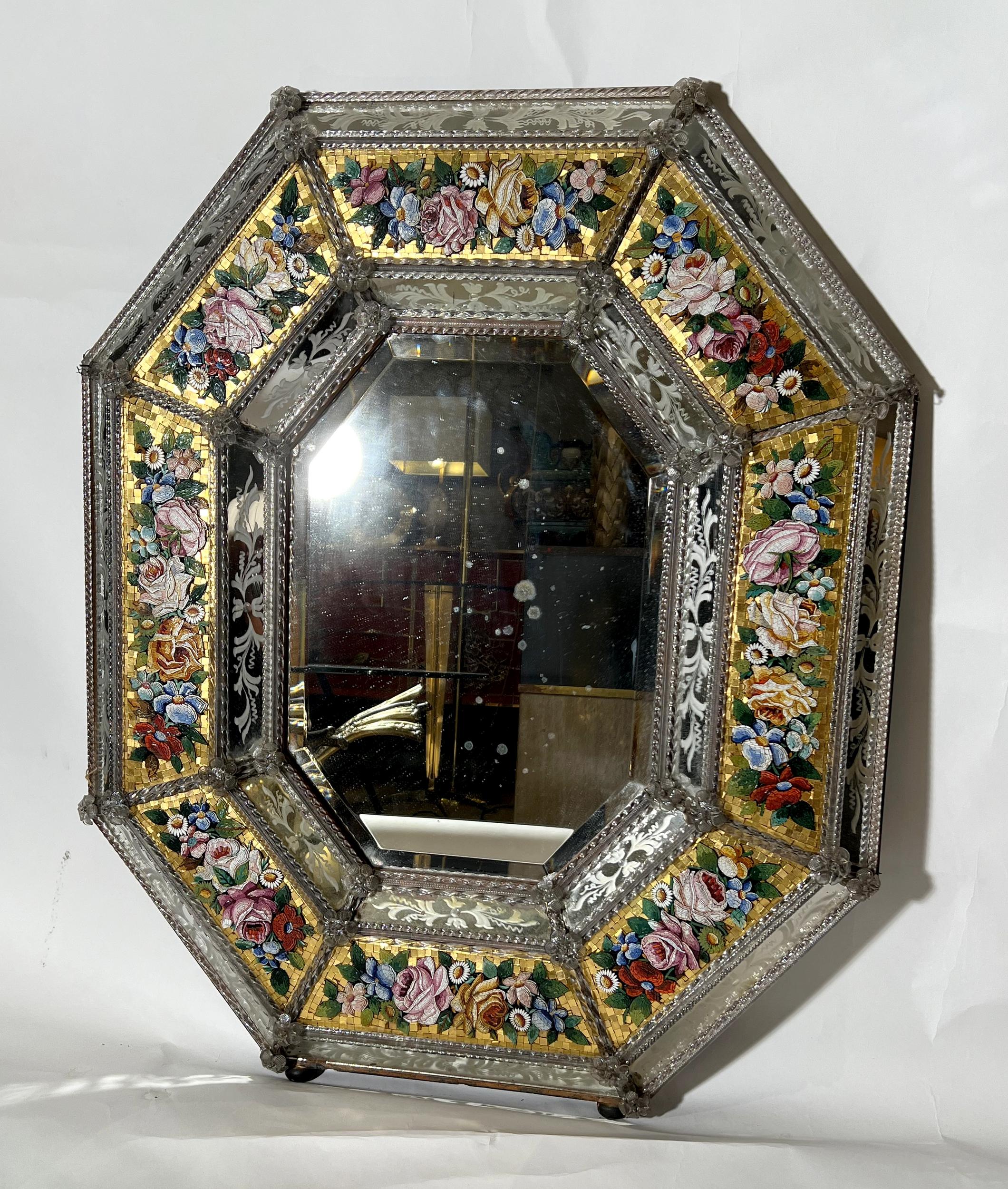 Rare miroir vénitien octogonal en verre gravé et micro-mosaïque, Exposition Universelle de 1867, Venise, Italie, vers 1865. Décor de cartouches en micro-mosaïque représentant des fleurs, des roses paille et des feuillages en léger relief sur fond de