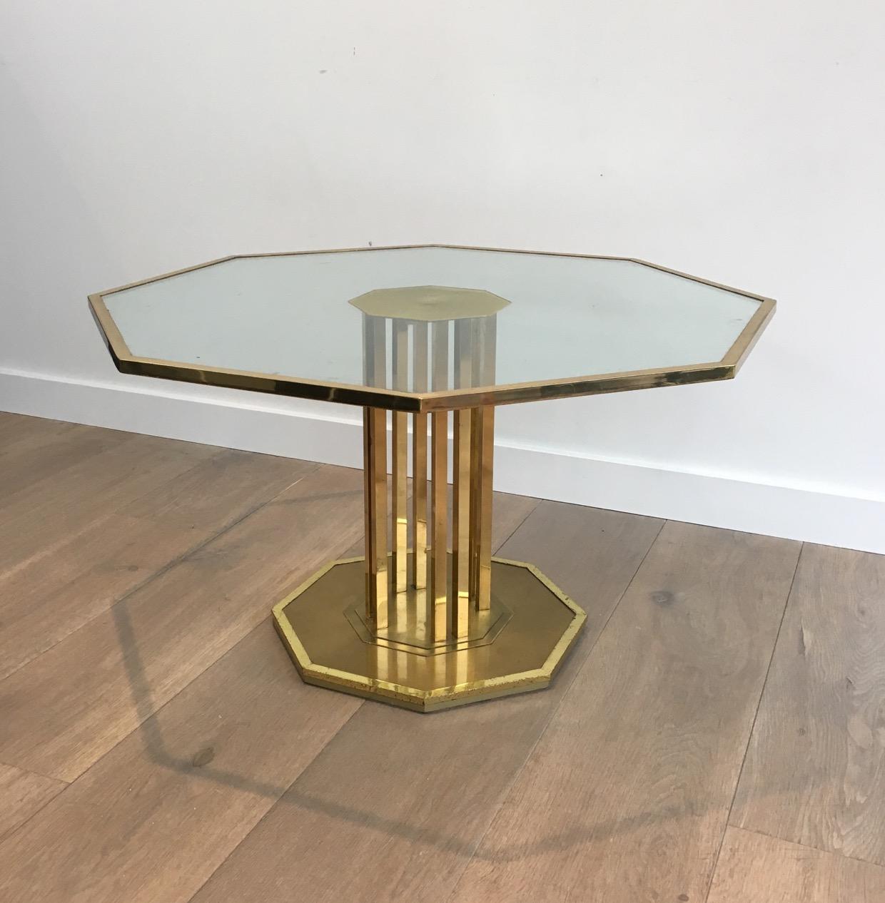 Rare table basse octogonale en laiton et verre Design, française, circa 1970 en vente 3