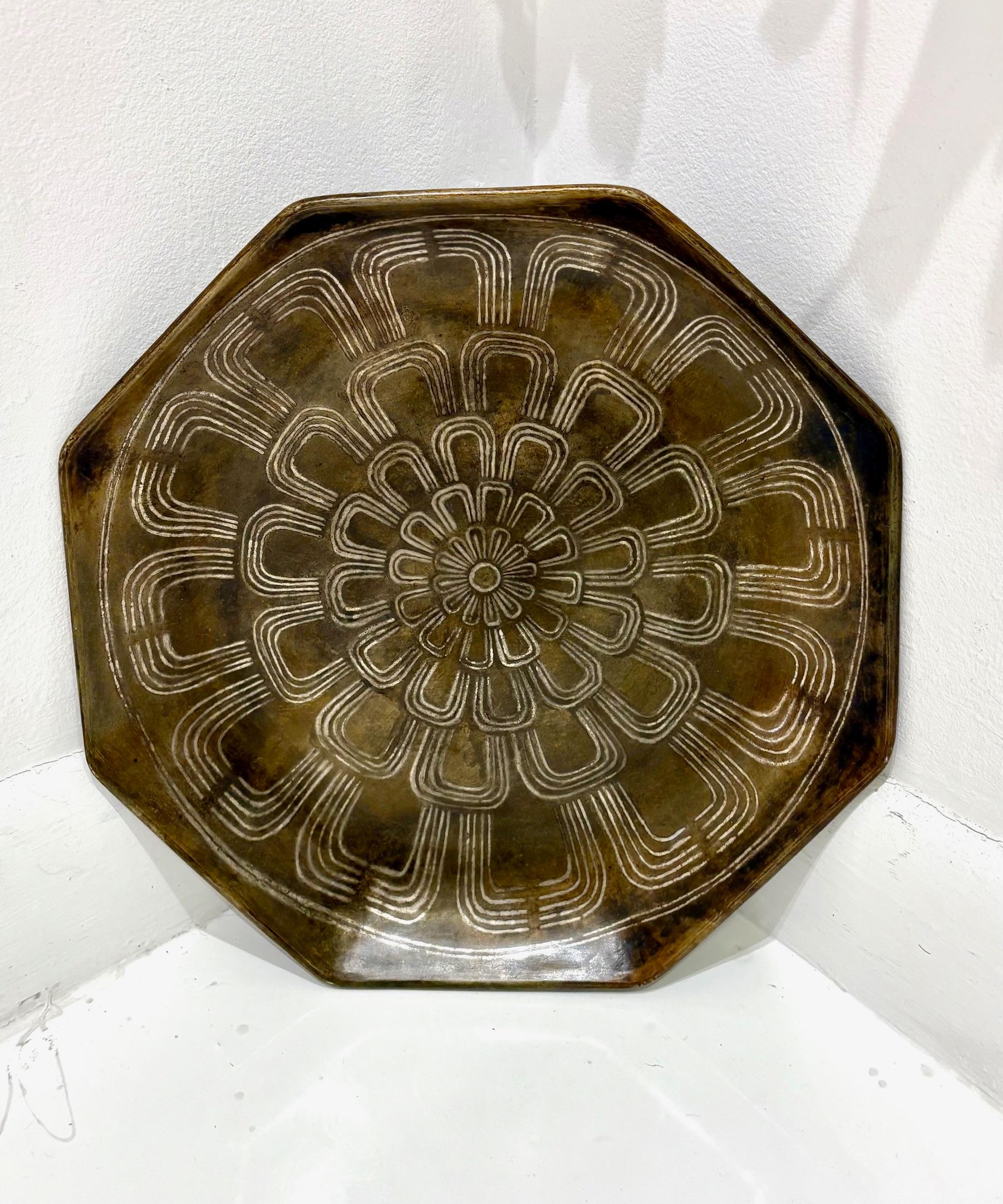 Rare chargeur octogonal Dinanderie en cuivre patiné de Jean Dunand Bon état - En vente à Montreal, QC