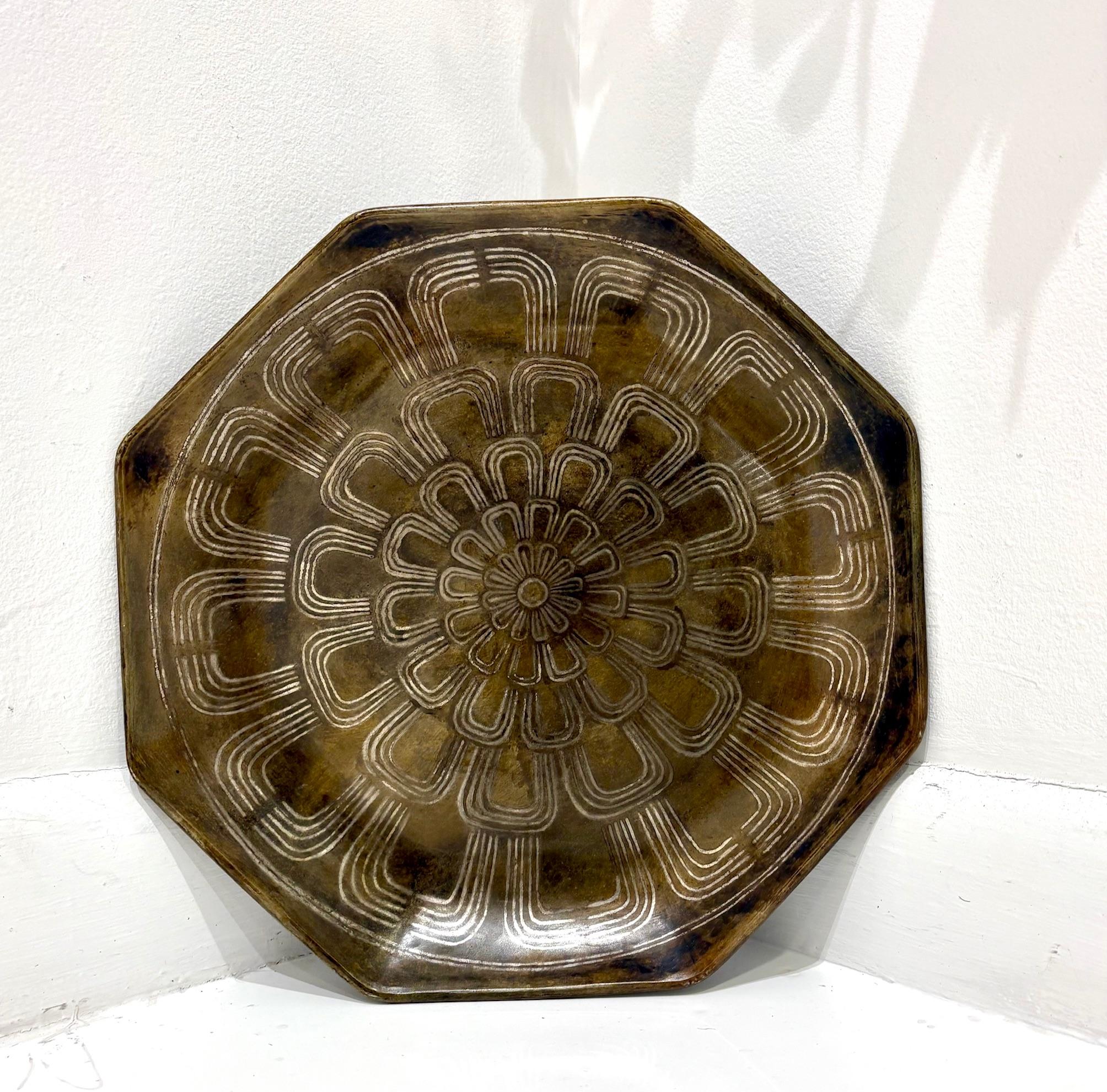 20ième siècle Rare chargeur octogonal Dinanderie en cuivre patiné de Jean Dunand en vente
