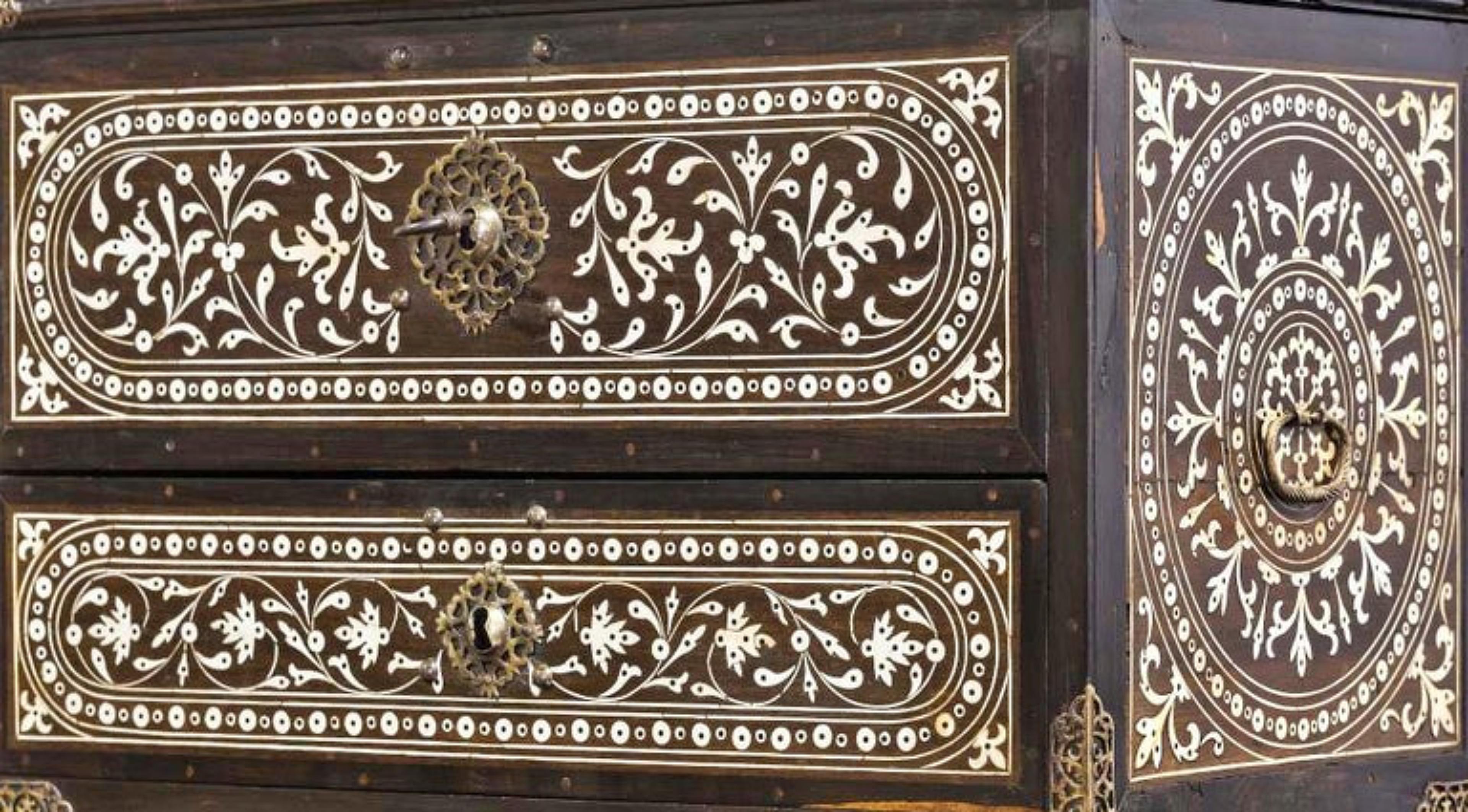 RARE OFFICE ARK

Indo-Portuguese, from the 17th century (early) in ebony.

Rectangular box with drawer.

Opens with a lid secured by 2 hinges.

The decoration limited by ivory fillets that frame the top, sides and front, develops from a schematic