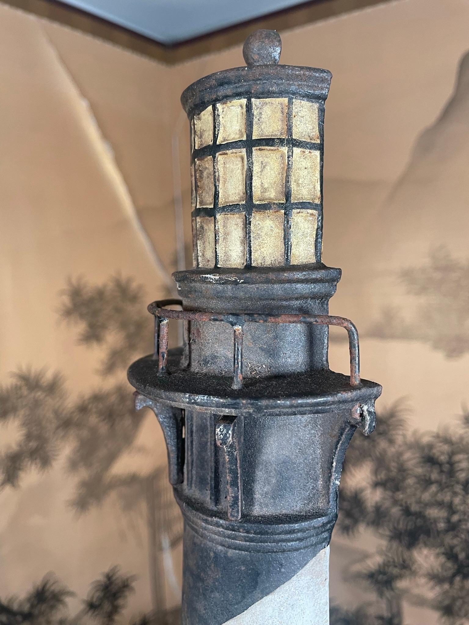 Seltene alte „Cape Hattaras“ Leuchtturm-Skulptur in lebhaften Originalfarben (Japanisch) im Angebot
