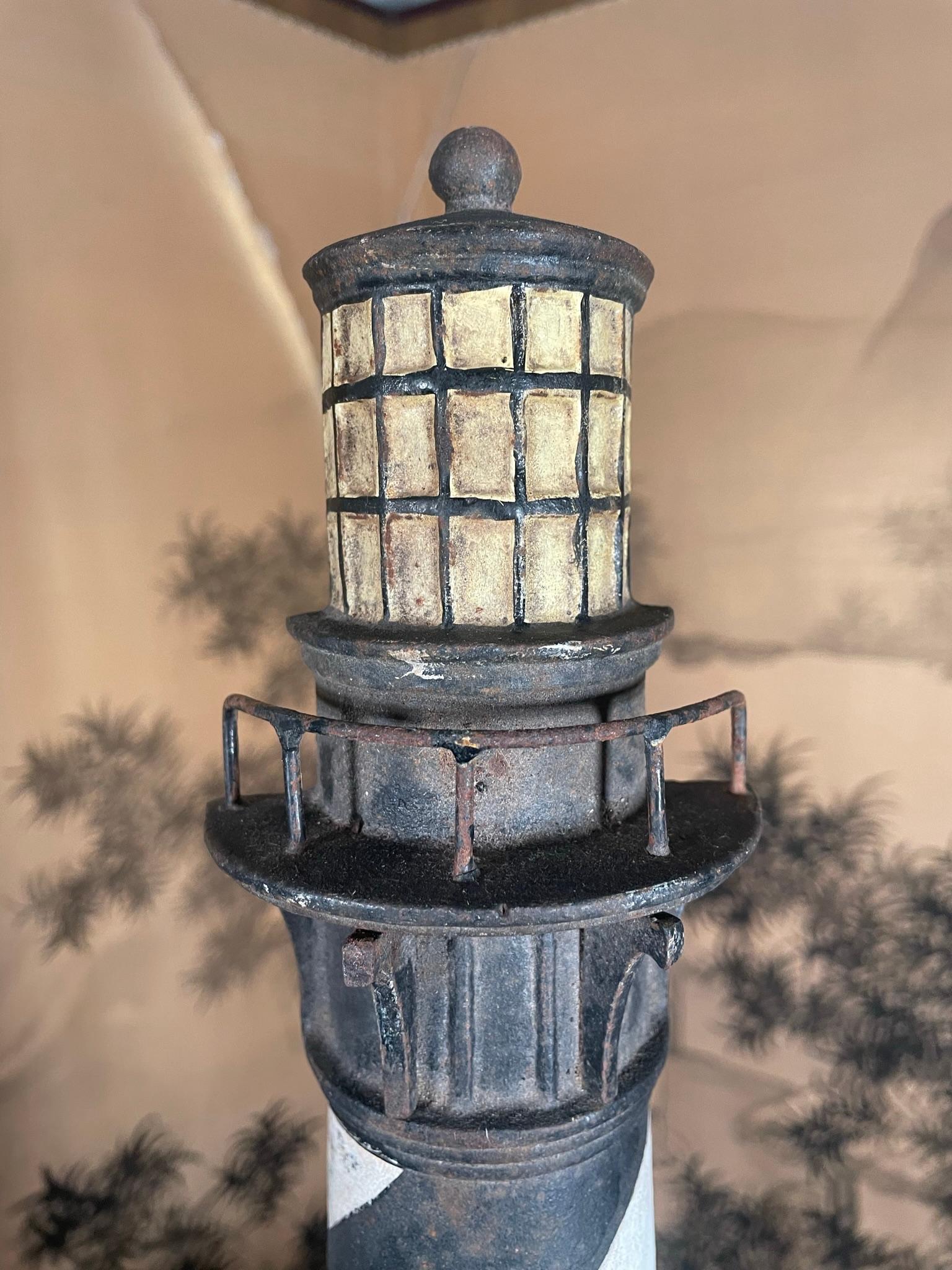 Seltene alte „Cape Hattaras“ Leuchtturm-Skulptur in lebhaften Originalfarben (Gegossen) im Angebot