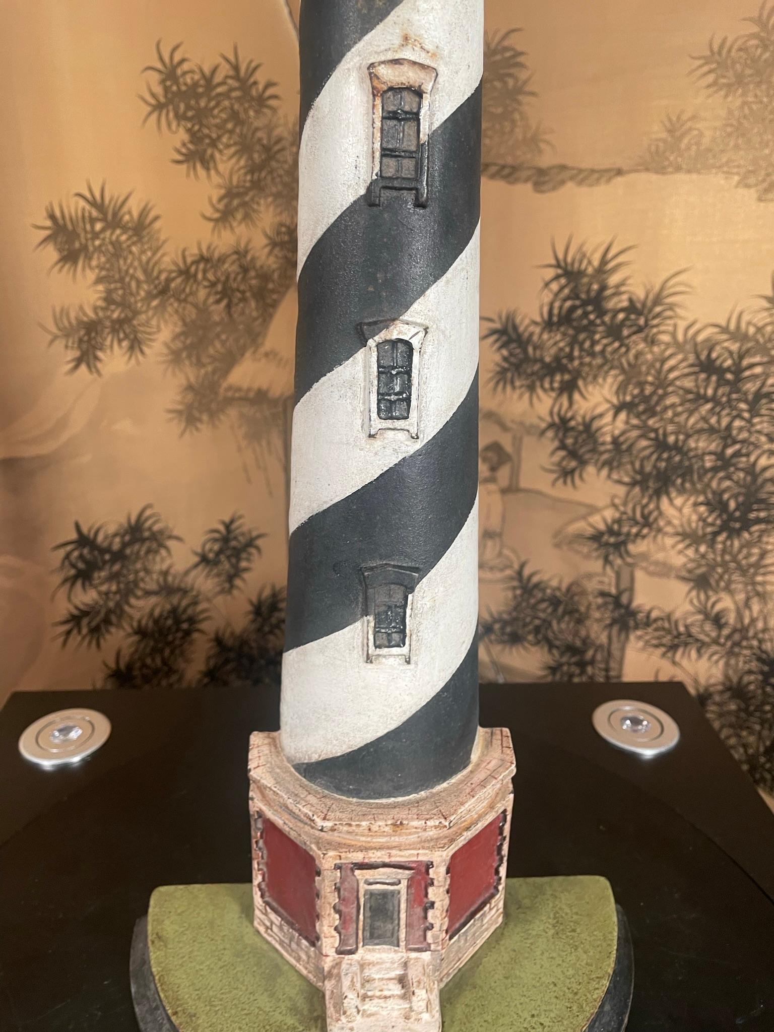 Seltene alte „Cape Hattaras“ Leuchtturm-Skulptur in lebhaften Originalfarben (20. Jahrhundert) im Angebot