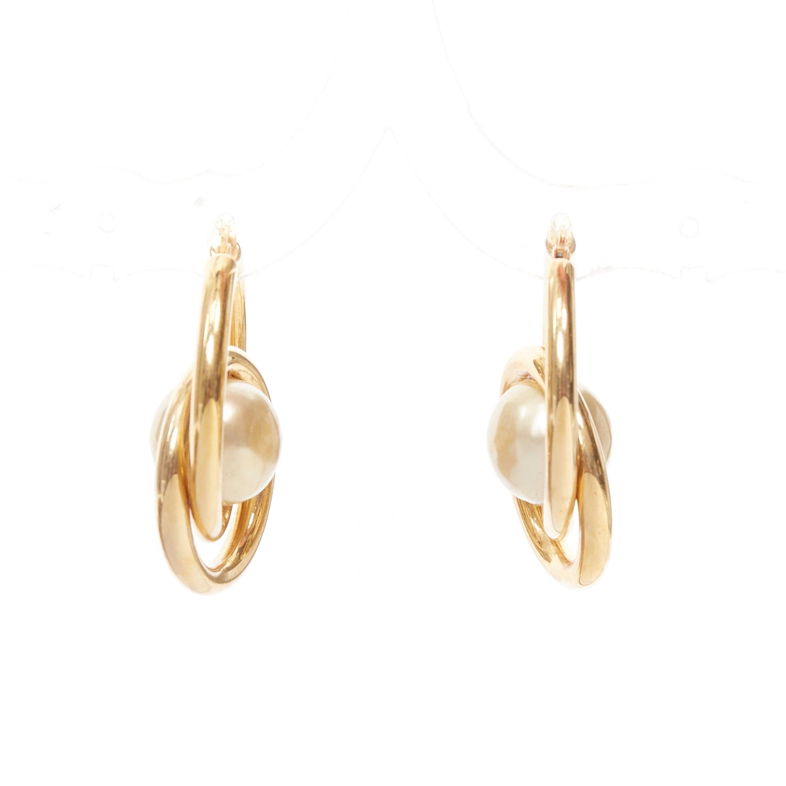 raro OLD Celine Phoebe Philo 2018 Spiral Double faux pearl hoop pin earring Pair
Riferimento: TGAS/F00411
Marchio: Celine
Designer: Phoebe Philo
Model: Cerchi doppi a spirale con perle
Materiale: Ottone, Perla finta
Colore: Oro, Perla
Modello: Tinta