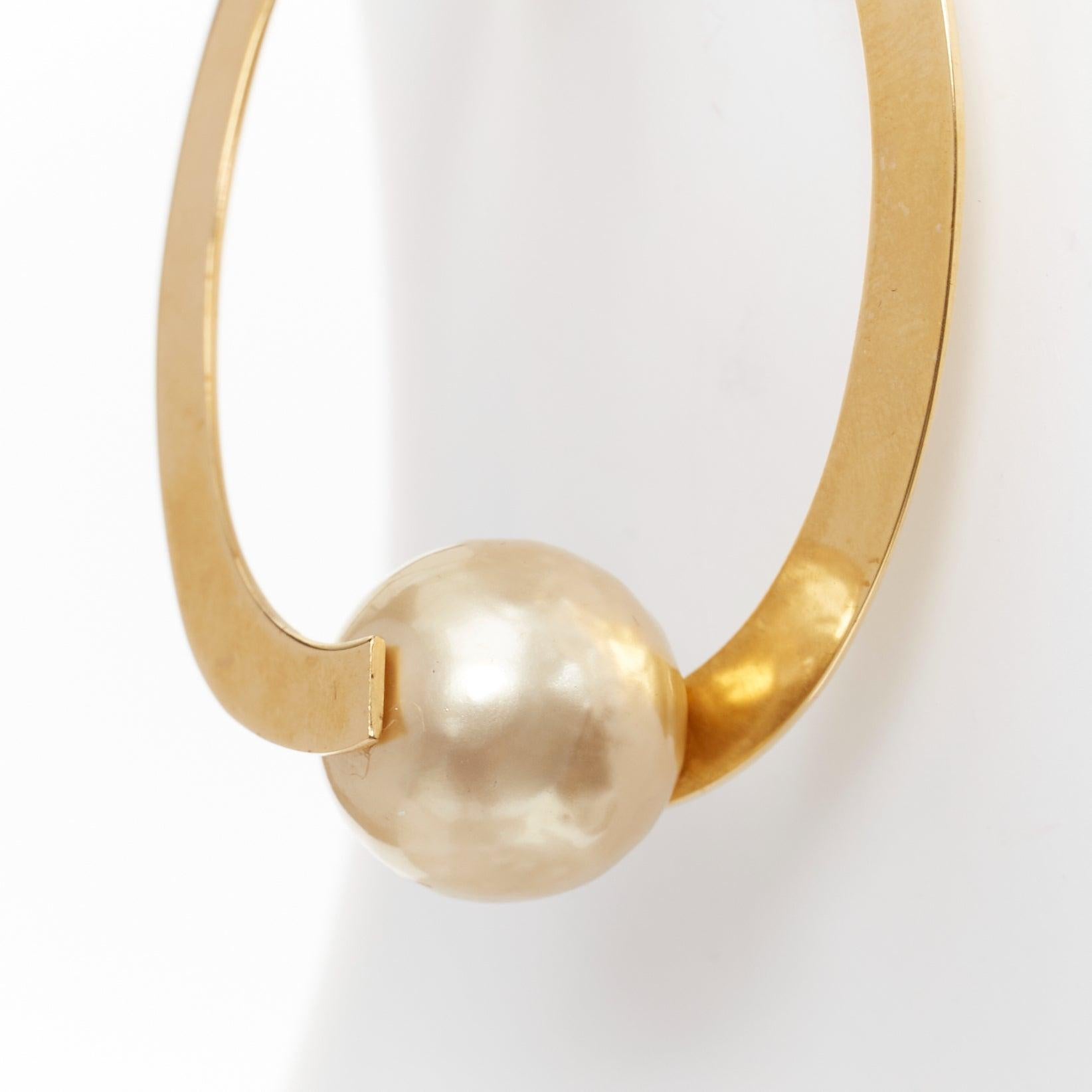 Donna raro VECCHIO Celine Phoebe Philo Flat Hoop finta perla ottone orecchino a cerchio Pair in vendita