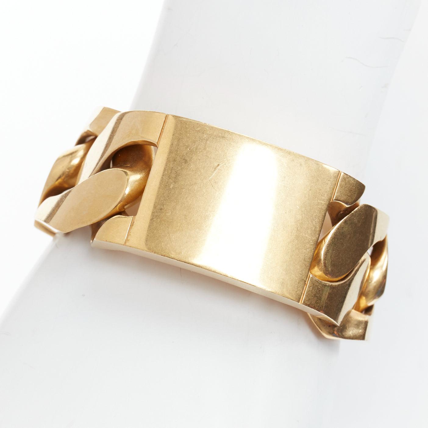 raro bracciale a catena in oro OLD CELINE Phoebe Philo
Riferimento: TGAS/E00732
Marchio: Celine
Designer: Phoebe Philo
Materiale: Metallo
Colore: oro
Modello: Tinta unita
Chiusura: Chiusura a moschettone
Dettagli extra: Dettaglio mini