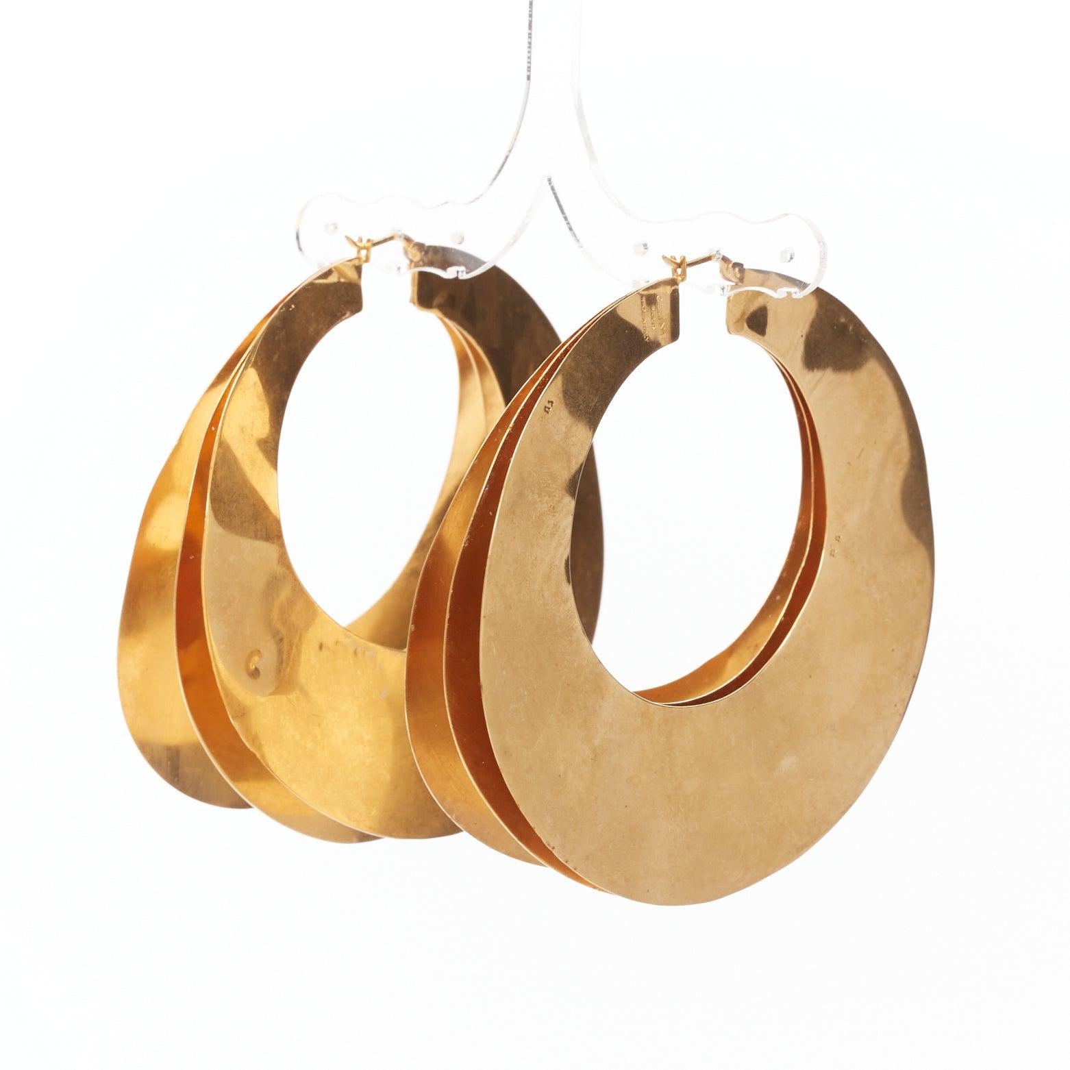rare OLD CELINE Phoebe Philo gold triple layered hoop earrings
Reference: TGAS/E00725
Brand: Celine
Designer: Phoebe Philo
Material: Metal
Color: Gold
Pattern: Solid
Closure: Loop Through
Made in: Italy

CONDITION:
Condition: Good, this item was