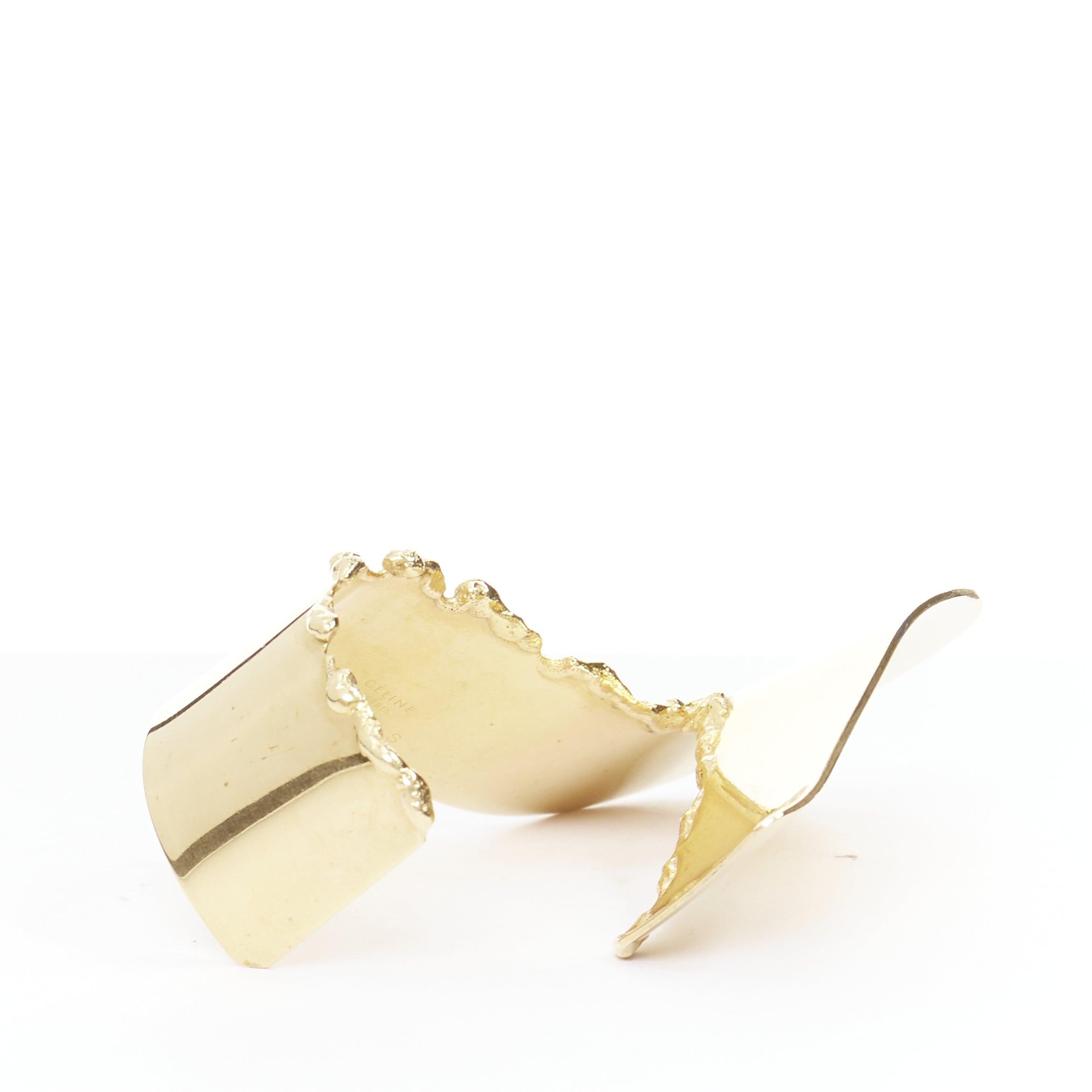 CÉLINE Phoebe Philo Runway rare manchette bangle en or dévoré « tear statement » S
Référence : TGAS/E00726
Marque : Celine
Designer : Phoebe Philo
Collectional : Dévorée
Matériau : Métal
Couleur : Or
Motif : Solide
Fermeture : Slip On
Détails