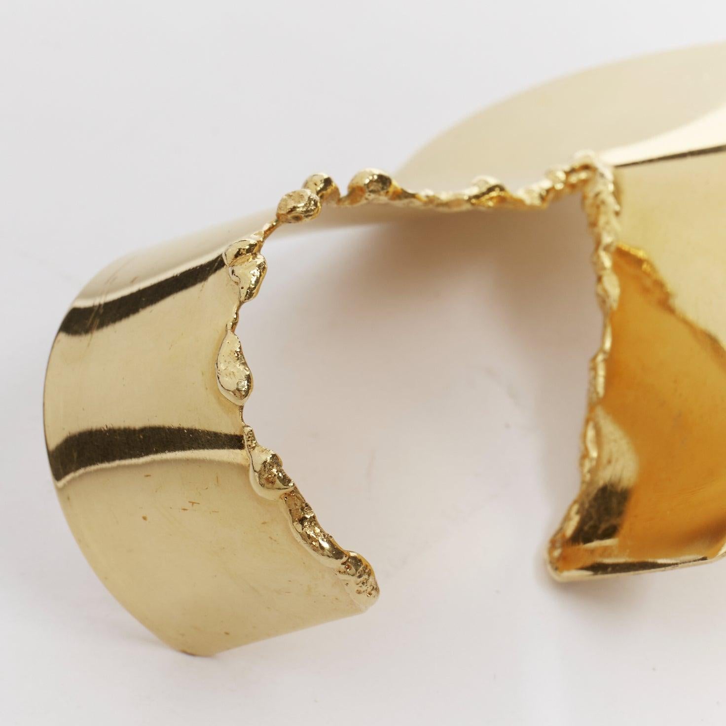 CÉLINE Phoebe Philo Runway rare manchette bangle en or dévoré « tear statement » S en vente 1