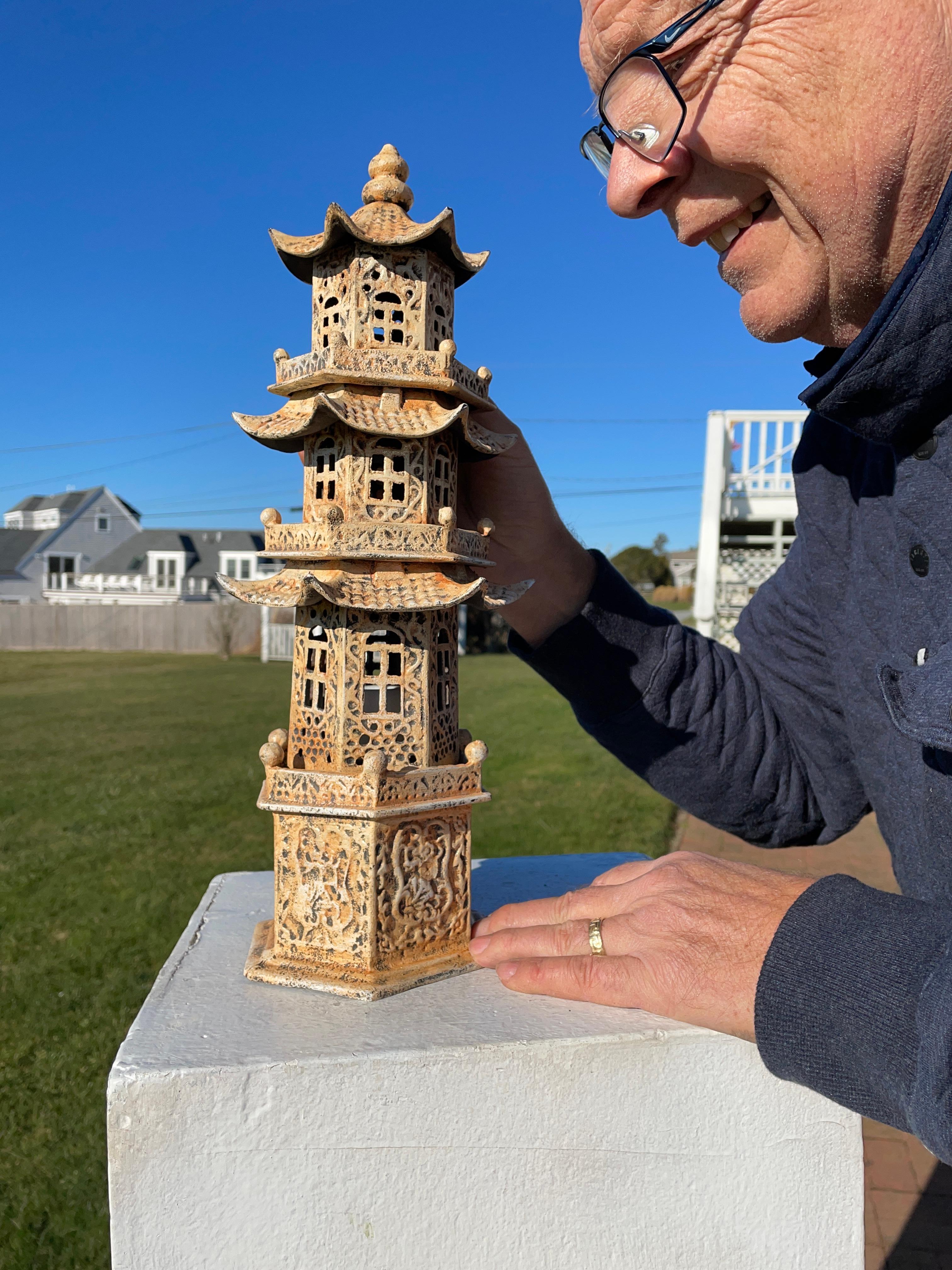 De notre récent jardin Acquisitions, 

Numéro rare 

Cette lanterne d'exportation chinoise de haute qualité, en forme de pagode, 