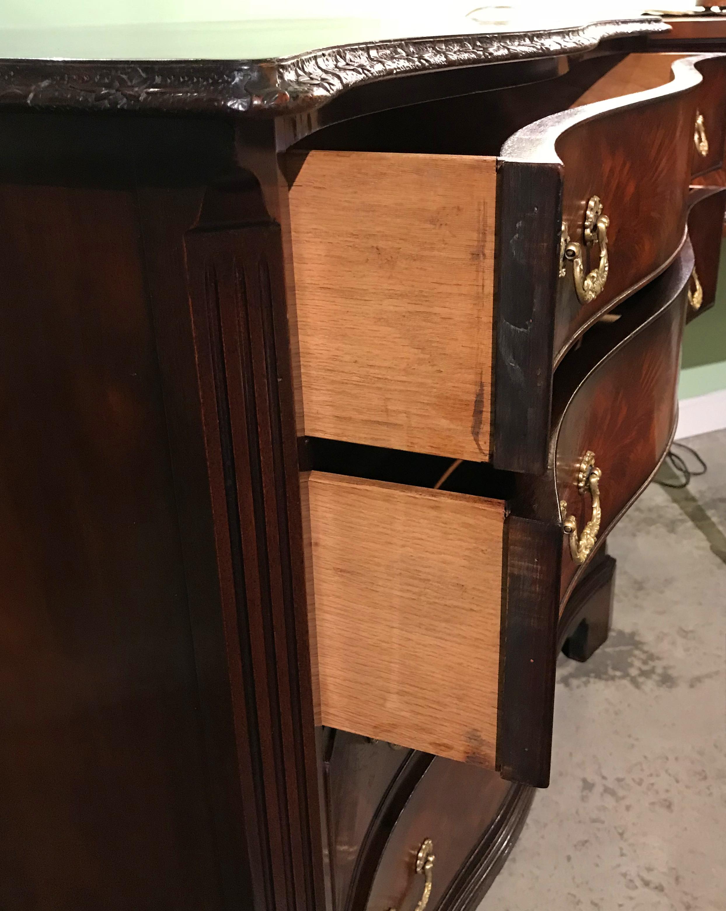 Rare Old Colony Mahogany Serpentine Chest of Drawers, circa 1940s In Good Condition In Milford, NH