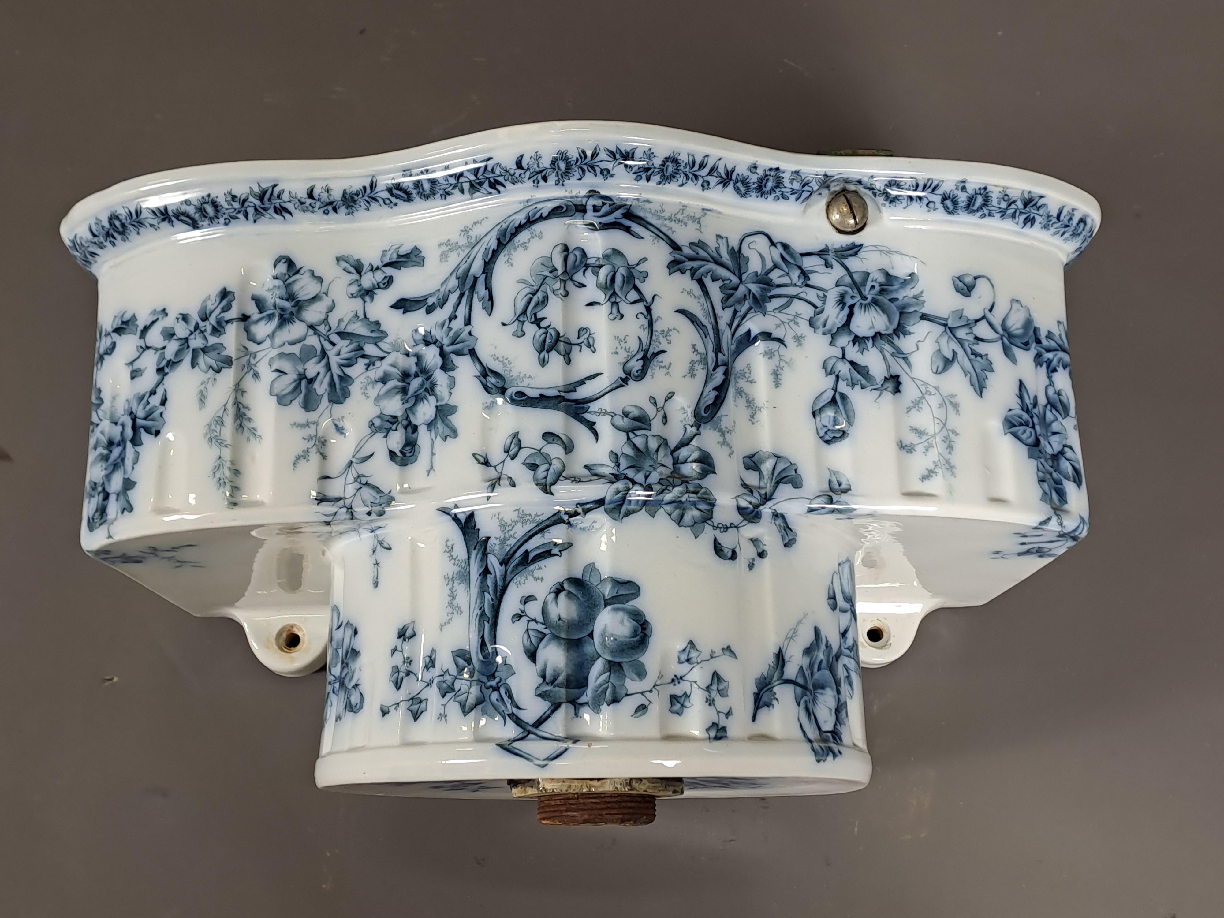Rare Old Toilet Tank And Its Soap Dish In Fine English Porcelain In Excellent Condition In BARSAC, FR