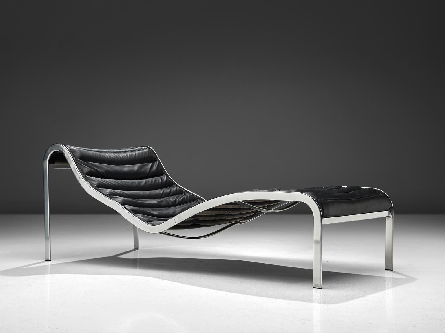 Olivier Mourgue for Airborne, chaise longue, black leather, steel, France, 1960s

A rare chaise lounge from the 'Whist' collection by Olivier Mourgue. The piece is wonderful in its design and has strong modernist traits. The slick design luxurious