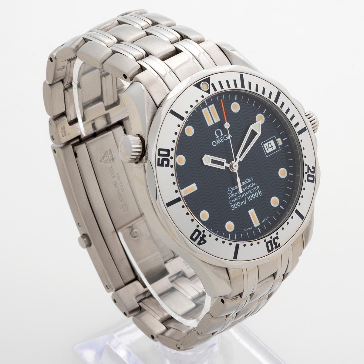 Rare Omega Seamaster 300m Diver 2532.80.00, Blue Wave Dial, Box and Papers In Good Condition In Canterbury, England