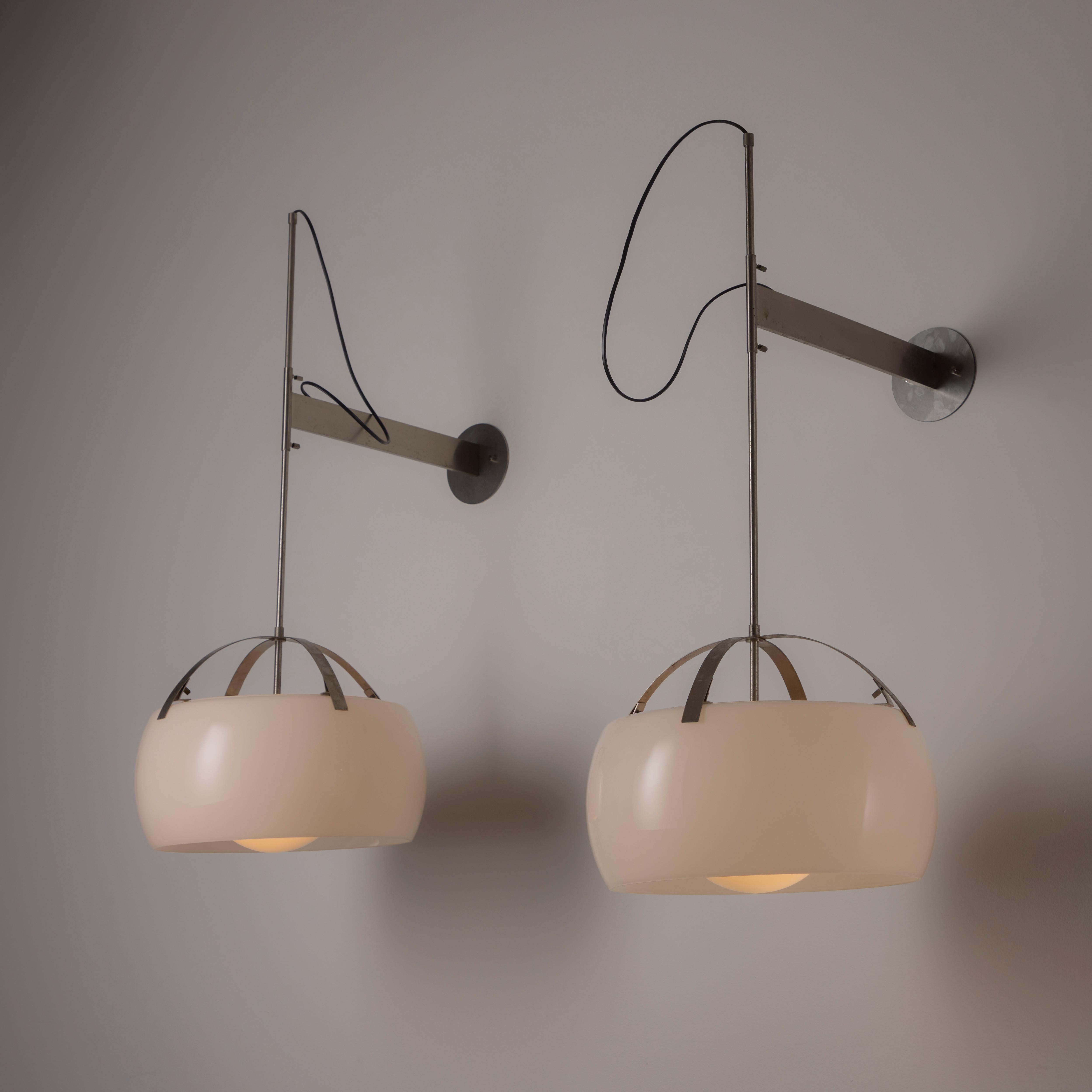 Rara applique 'Omega' di Vico Magistretti per Artemide. Progettato e prodotto in Italia, intorno agli anni '1960. Rare lampade da parete della collezione Omega con armatura in nichel spazzolato. L'altezza del paralume è regolabile grazie