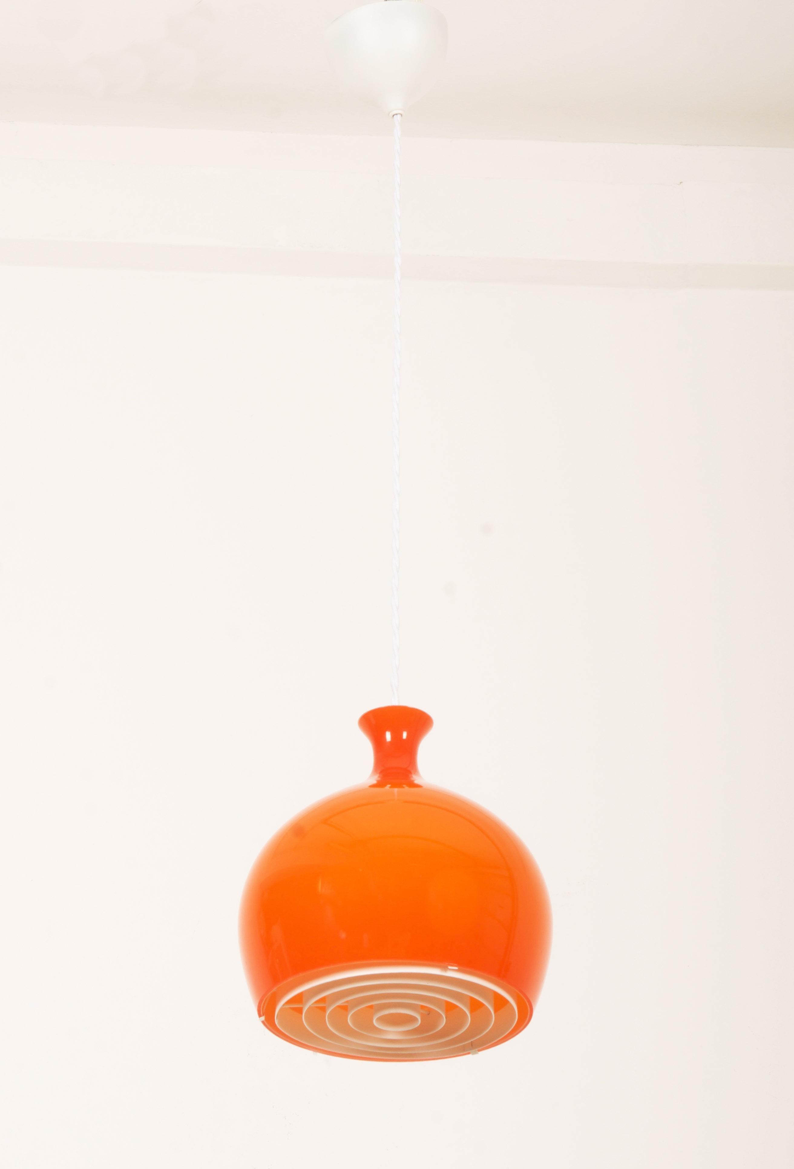 Rara versione in vetro, doppio vetro arancione e bianco, disegnata da Helge Zimdal per Falkenberg.
Zimdal era noto soprattutto per il suo lavoro di architetto, soprattutto a Stoccolma, in Svezia, ma si cimentò anche nel design.
la lunghezza totale