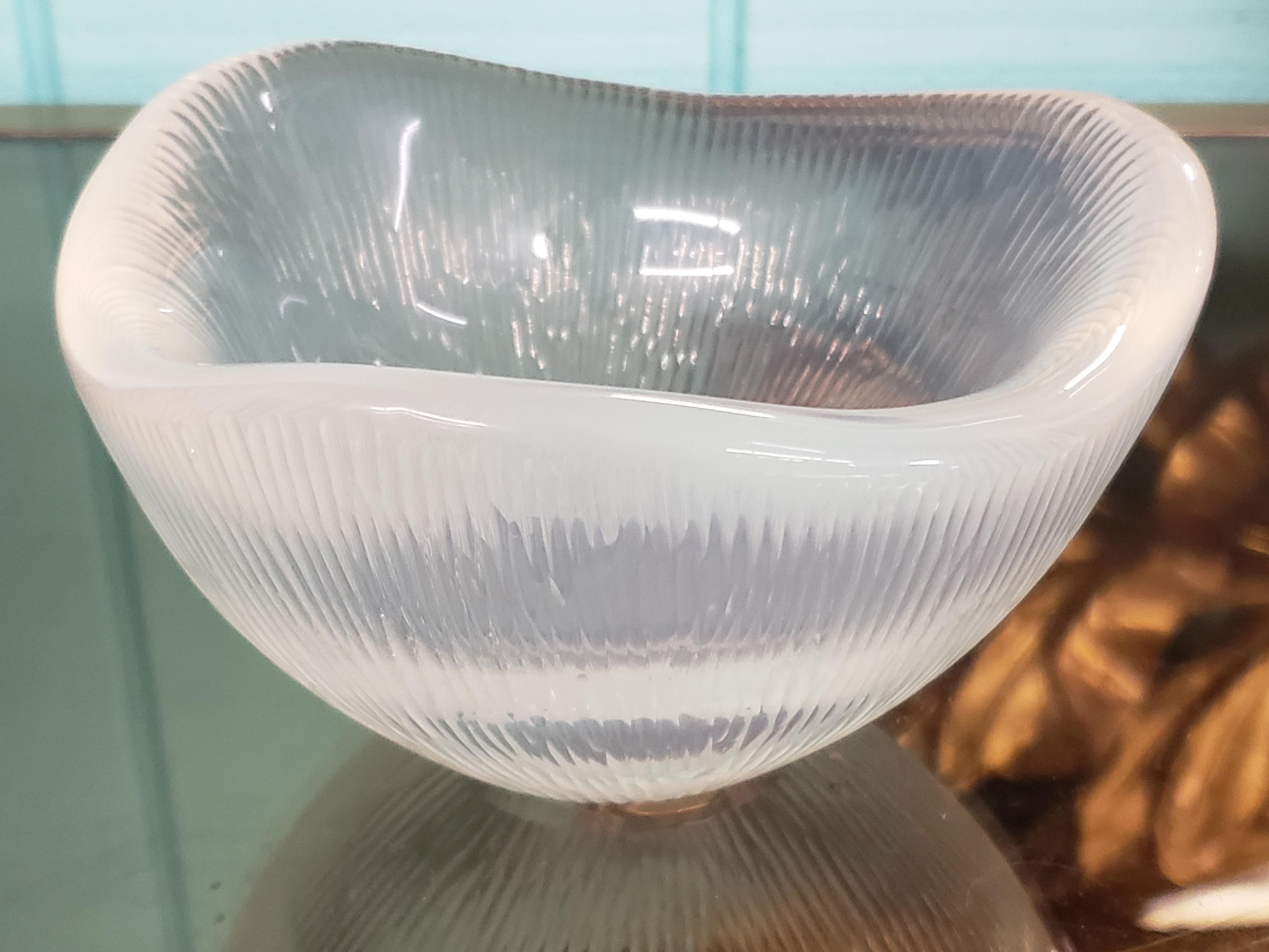 Rare Opalescent Orrefors Battuto Bowl by Sven Palmqvist In Good Condition In Kilmarnock, VA