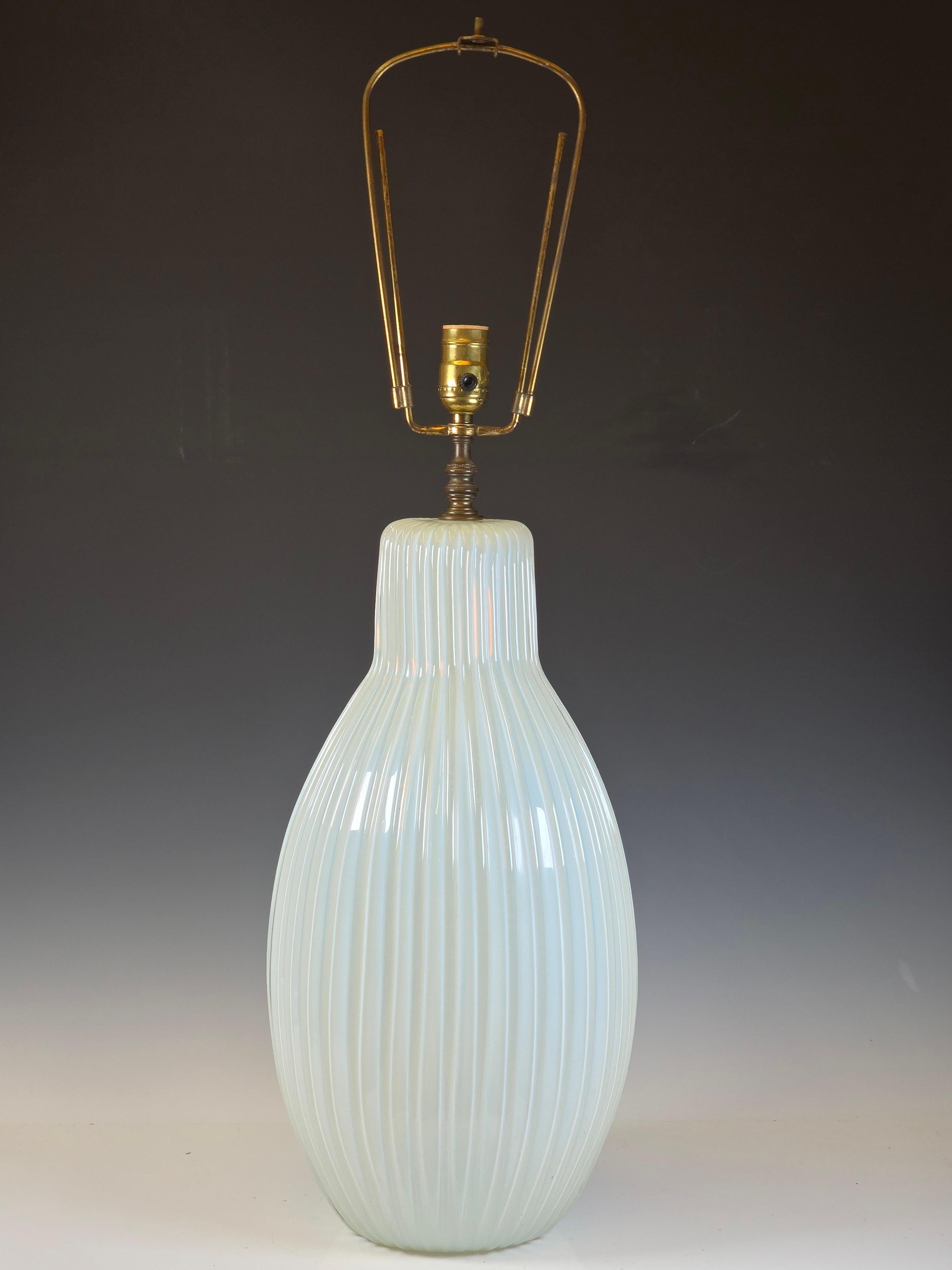 Raras lámparas de Murano opalescentes de los años 50 de Barovier & Toso.   Uno de los diseños más infrecuentes de Barovier & Toso, soplado en una gran burbuja y luego ligeramente aplanado para hacer el cuerpo de la lámpara más ovalado en sección