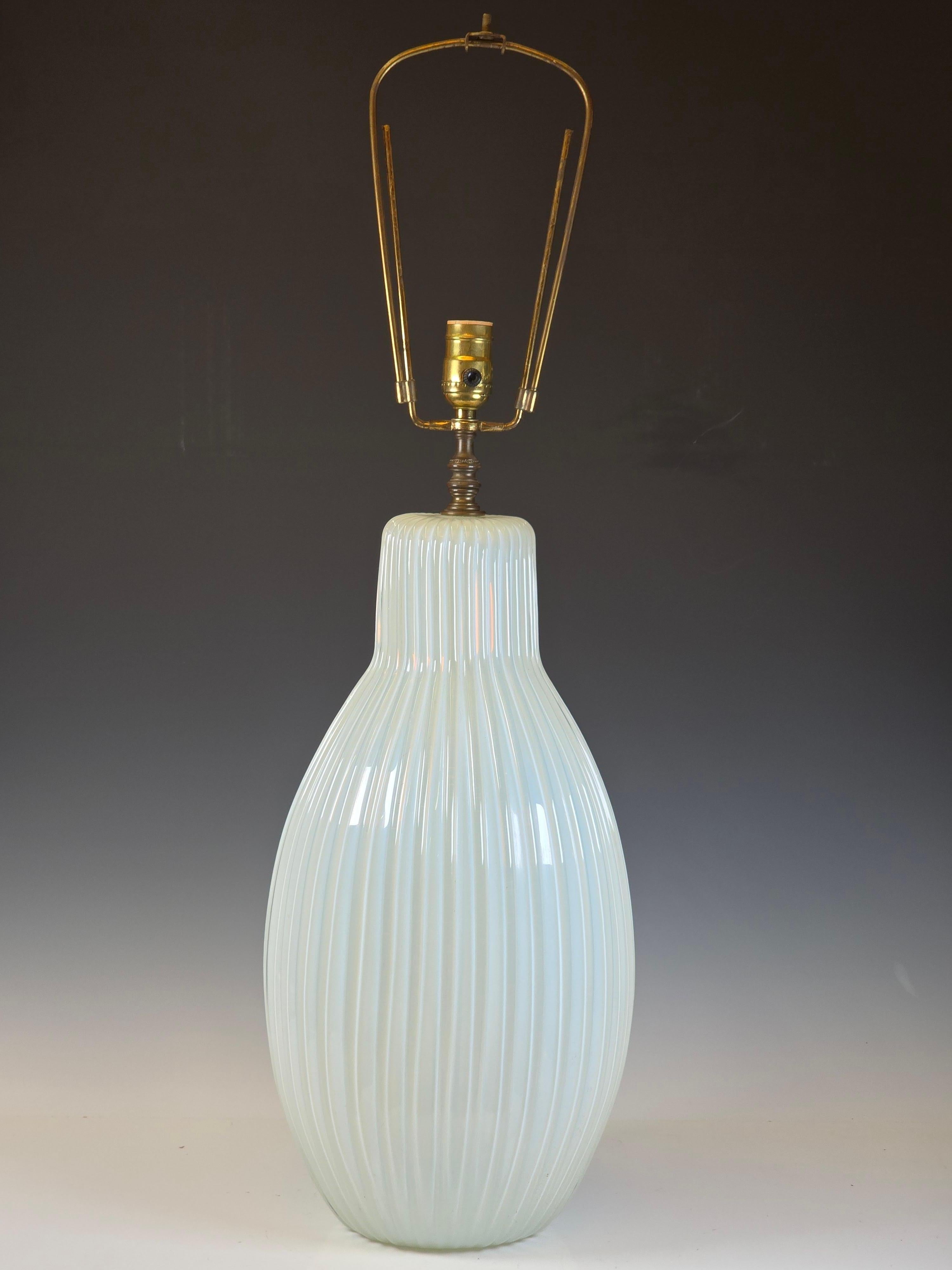 Rara lámpara de mesa opalescente de Barovier & Toso Moderno de mediados de siglo en venta