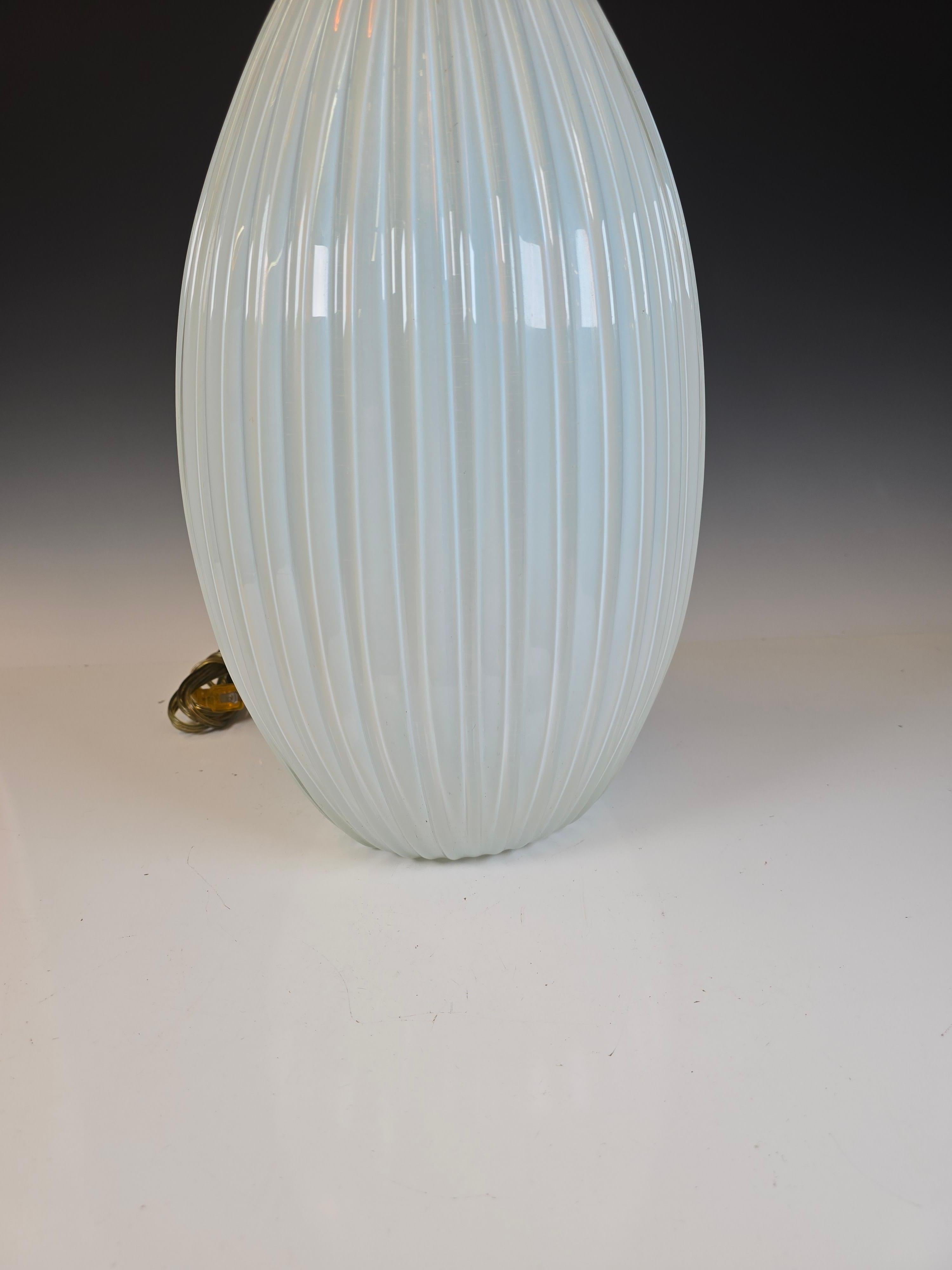 Rara lámpara de mesa opalescente de Barovier & Toso Hecho a mano en venta