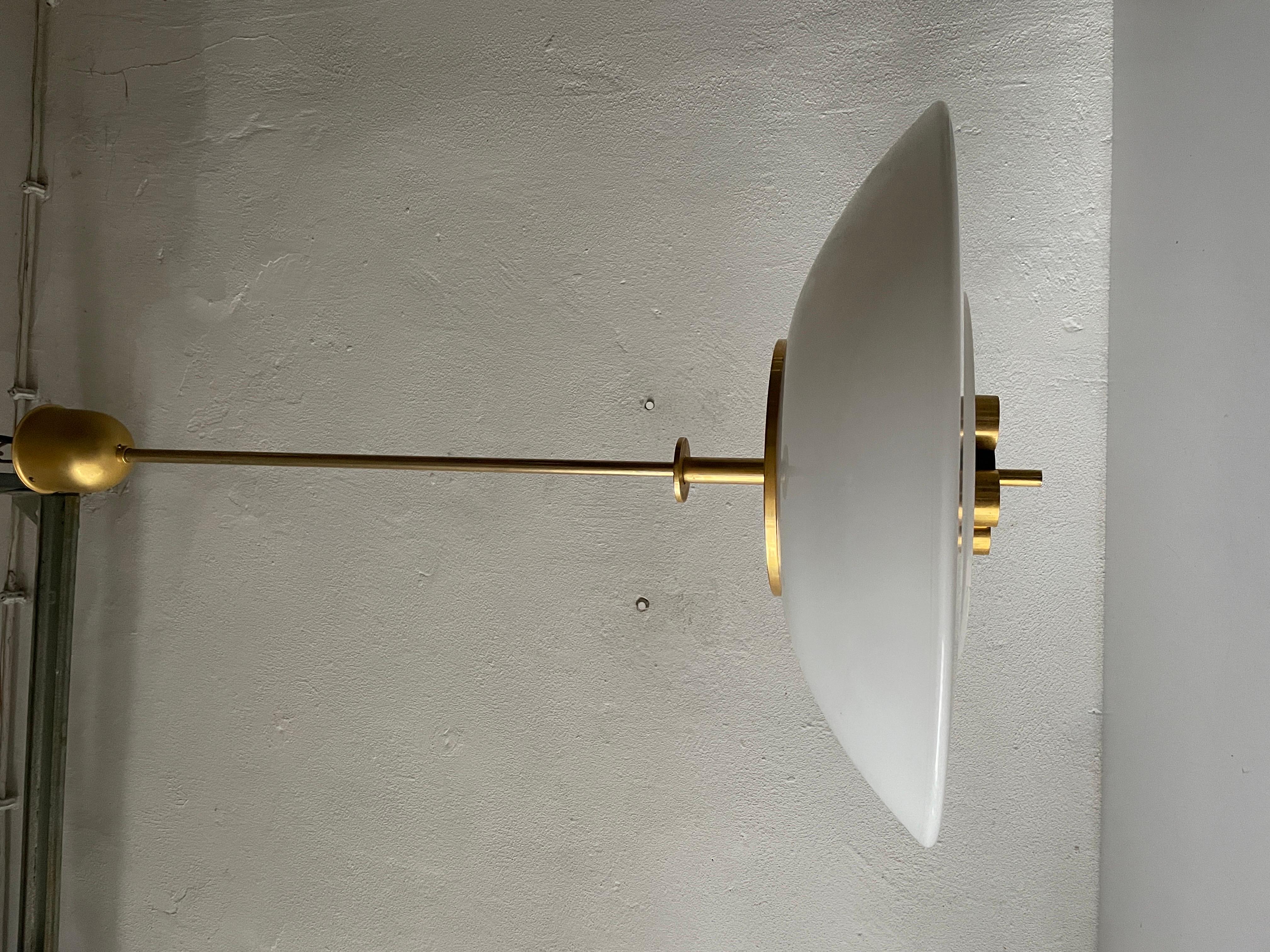 Lampe à suspension de luxe en verre opalin et laiton, Limburg, années 1960, Allemagne Excellent état - En vente à Hagenbach, DE