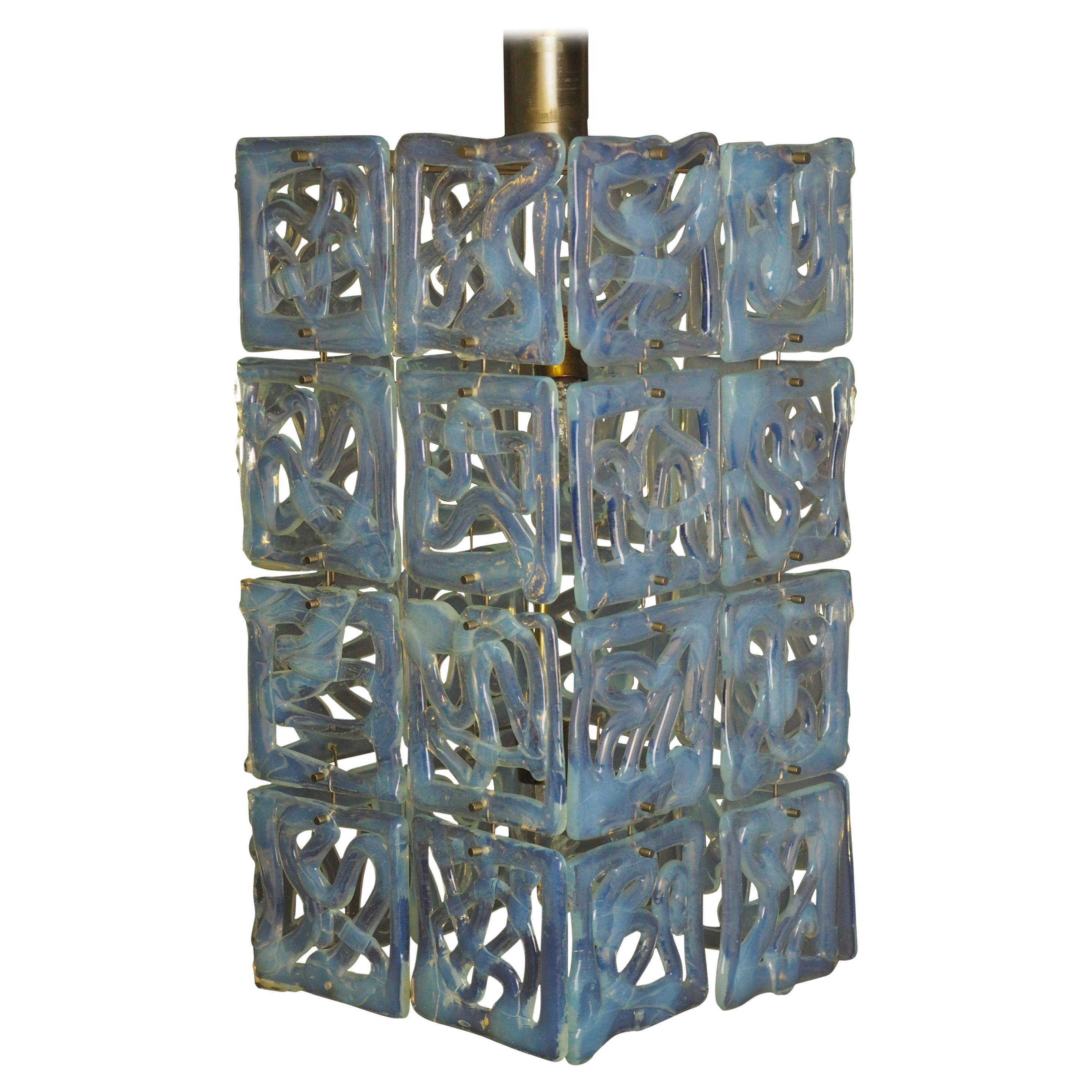 Uno straordinario e rarissimo pendente in vetro di Murano della metà del secolo scorso attribuito a Carlo Nason per Mazzega, Italia, circa anni '60.
Questo straordinario lampadario è stato realizzato a mano con ottone cromato e 32 elementi in vetro