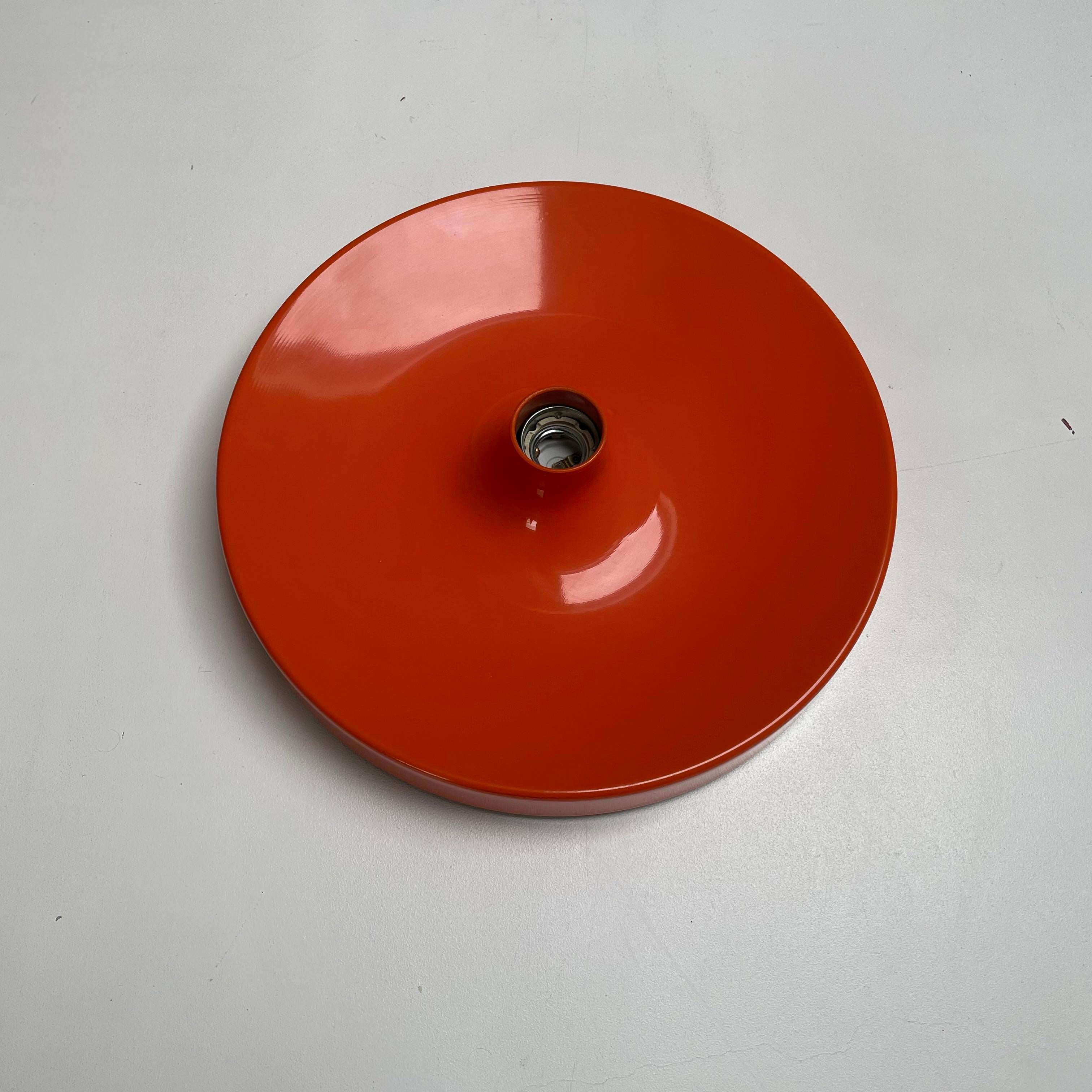 Mid-Century moderno Rara applique a disco arancione da 34 cm in stile Charlotte Perriand di Staff, Germania 1970