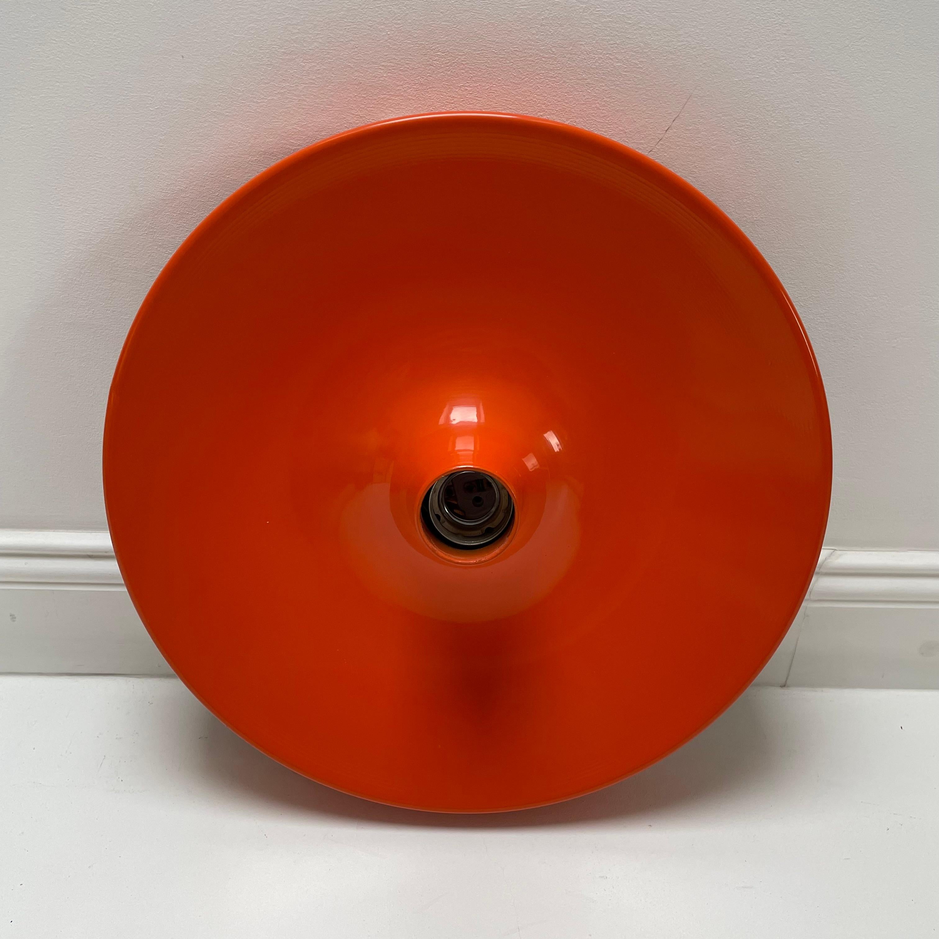 Seltene orangefarbene 34cm Scheiben-Wandleuchte im Charlotte Perriand-Stil von Staff, Deutschland 1970 im Zustand „Gut“ in Kirchlengern, DE