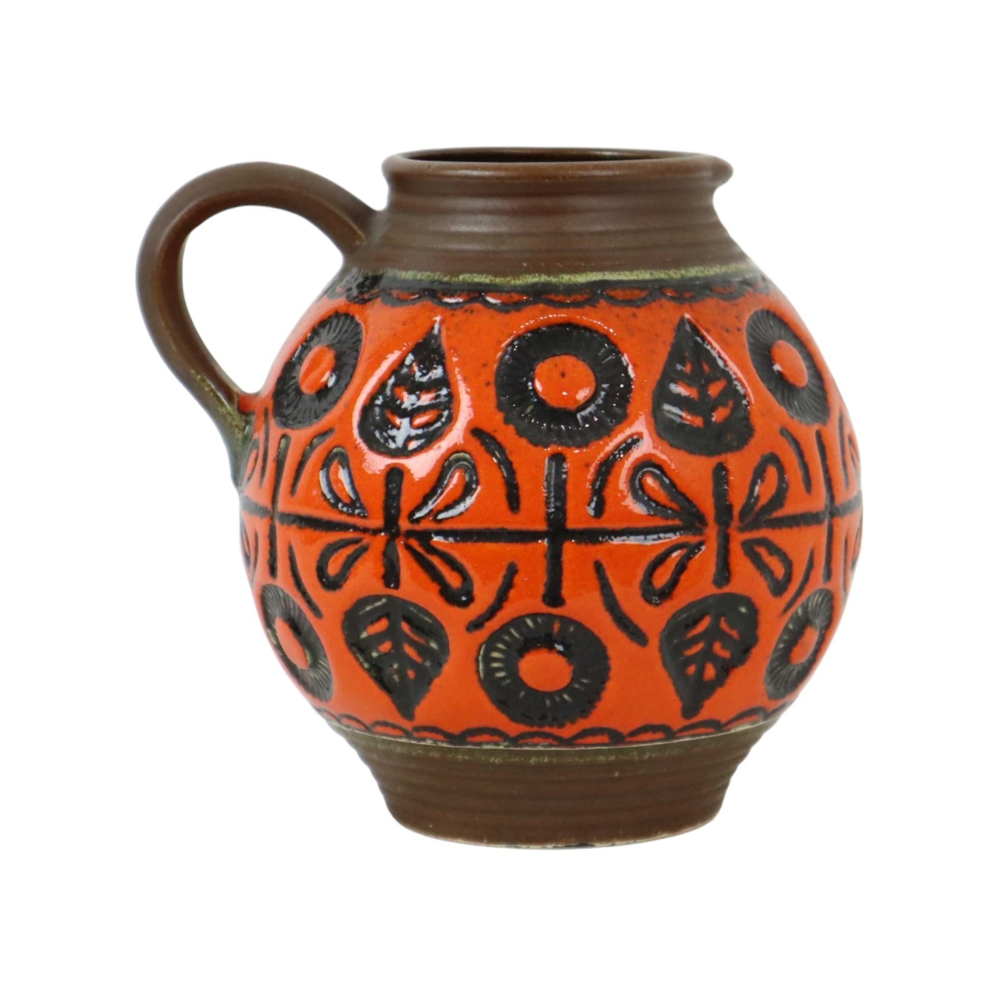 Raro vaso convesso di Wekara Keramik, ceramica della Germania Ovest degli anni '60, bellissimo design con disegno floreale astratto in ceramica arancione e marrone in rilievo, numerato 1850-18 sul fondo.

Germania Ovest era in realtà un nome