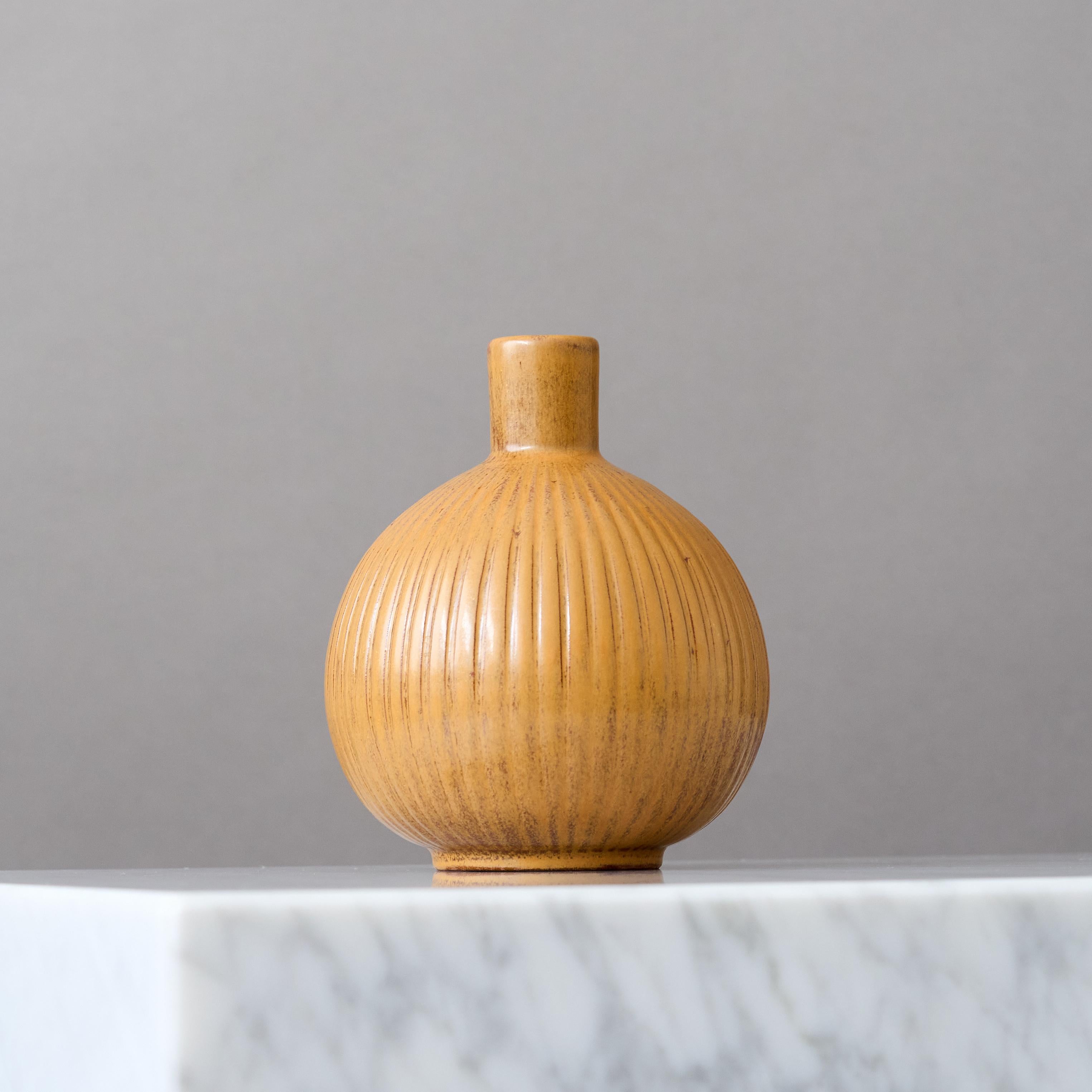 Un magnifique vase en faïence avec une glaçure étonnante.
Réalisé par Arthur Percy pour Upsala Ekeby en Suède, 1941-1948.

Très bon état - pas d'ébréchures, de fissures ou de craquelures.
Impressionnée par la marque du fabricant.

Arthur Percy