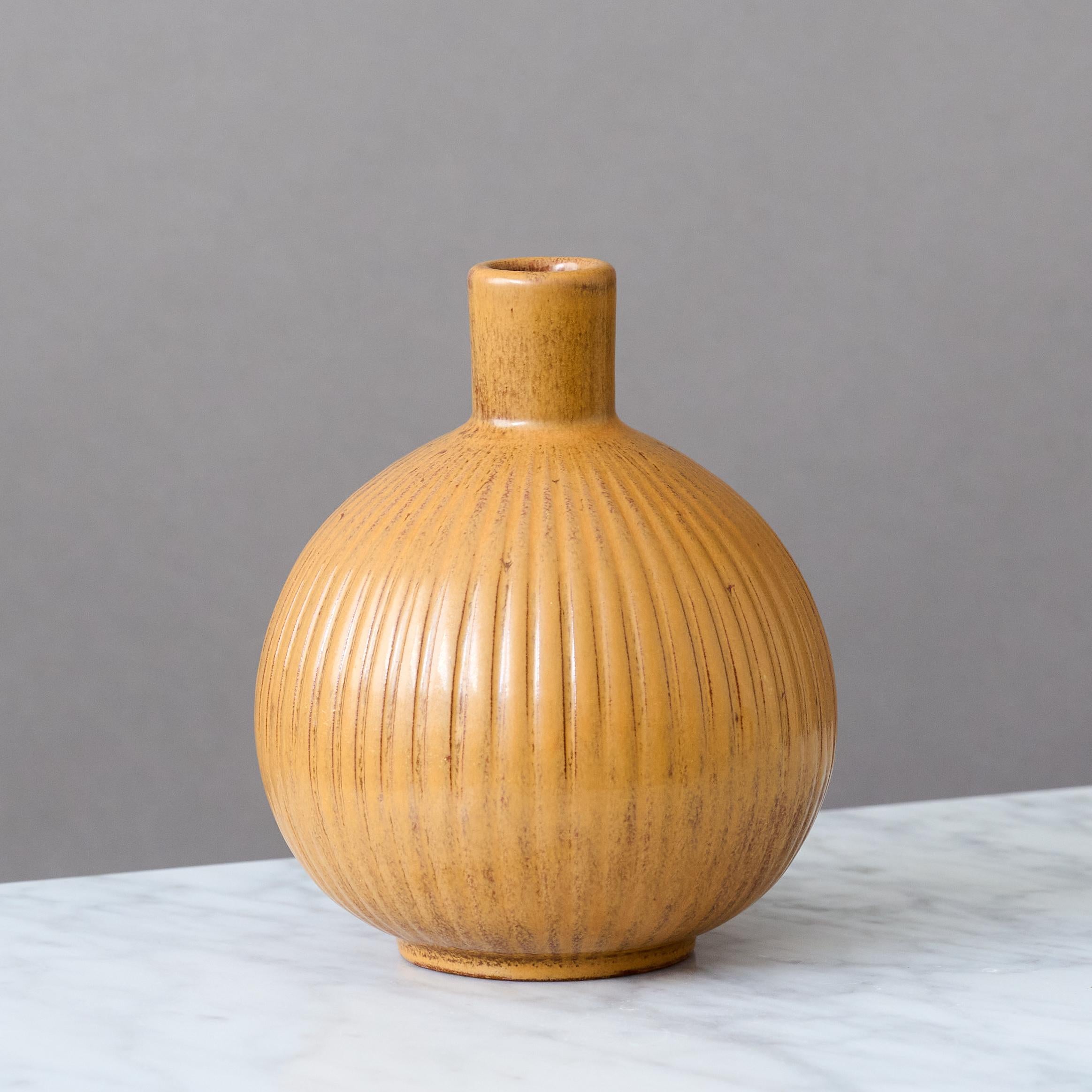 Scandinave moderne Rare vase en céramique orange d'Arthur Percy pour Upsala Ekeby, Suède, 1941-1948. en vente