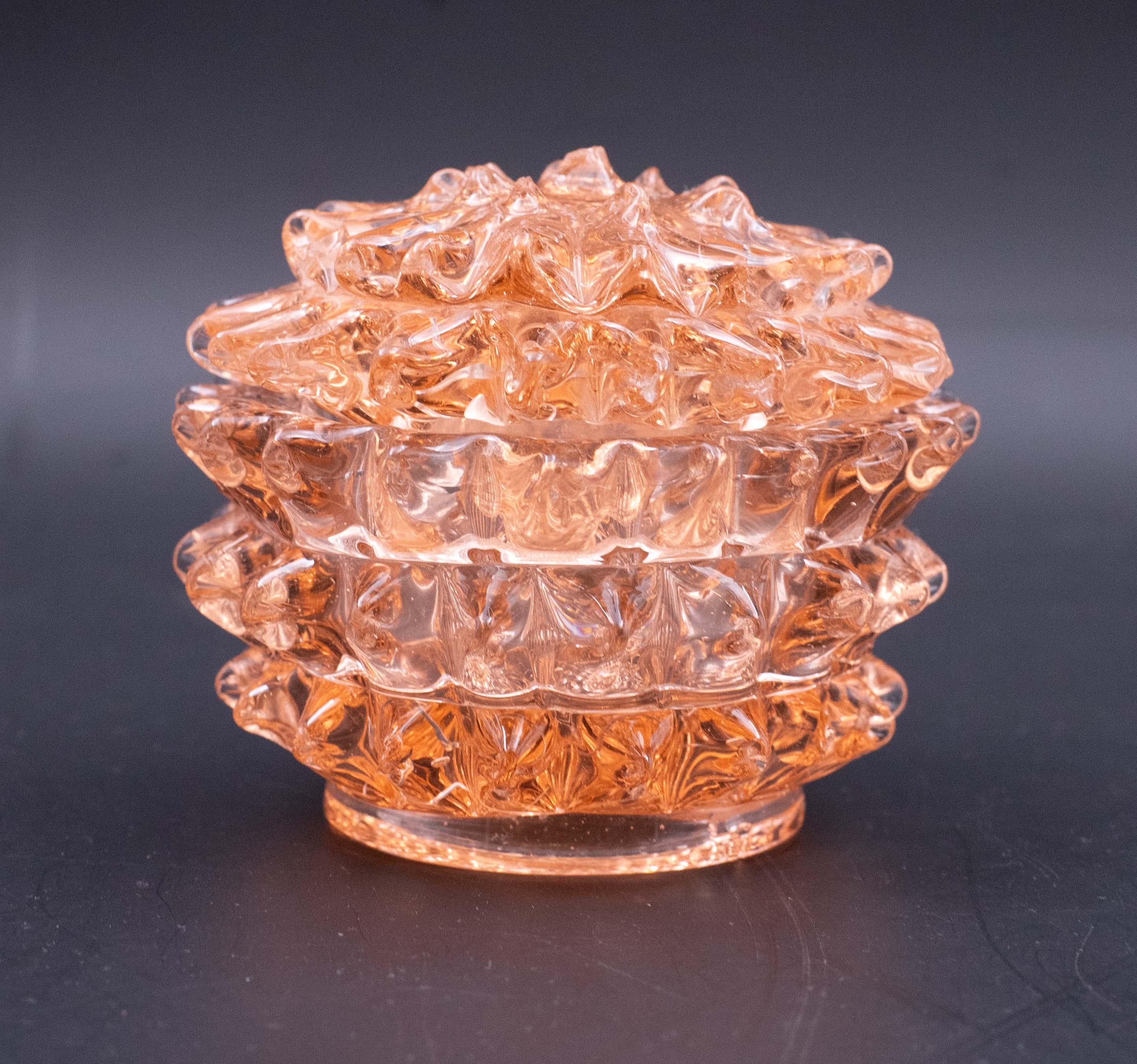 Incroyable vase en verre de Murano soufflé à la bouche, d'une rare couleur orange rostrato, datant du milieu du siècle dernier. Ce magnifique objet a été produit dans les années 1940 en Italie par Ercole Barovier pour Barovier&Toso.
Ce chef-d'œuvre