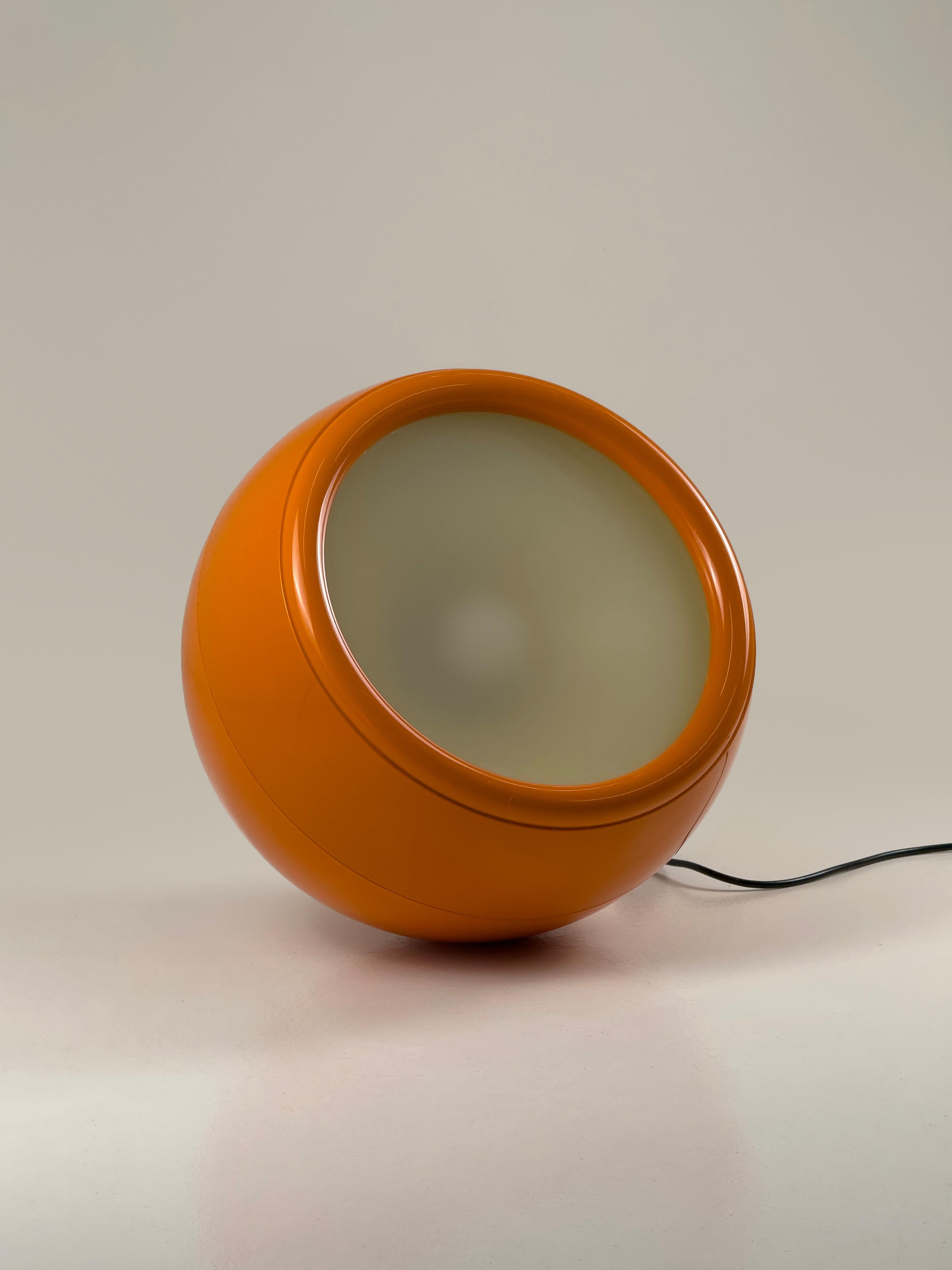 Lampadaire Orange Pallade (1ère éd. 1968) par Studio Tetrarch pour Artemide - Une icône de l'ère spatiale

Entrez dans l'imagination audacieuse de l'ère spatiale avec cet extraordinaire lampadaire Pallade de première édition, conçu en 1968 par le