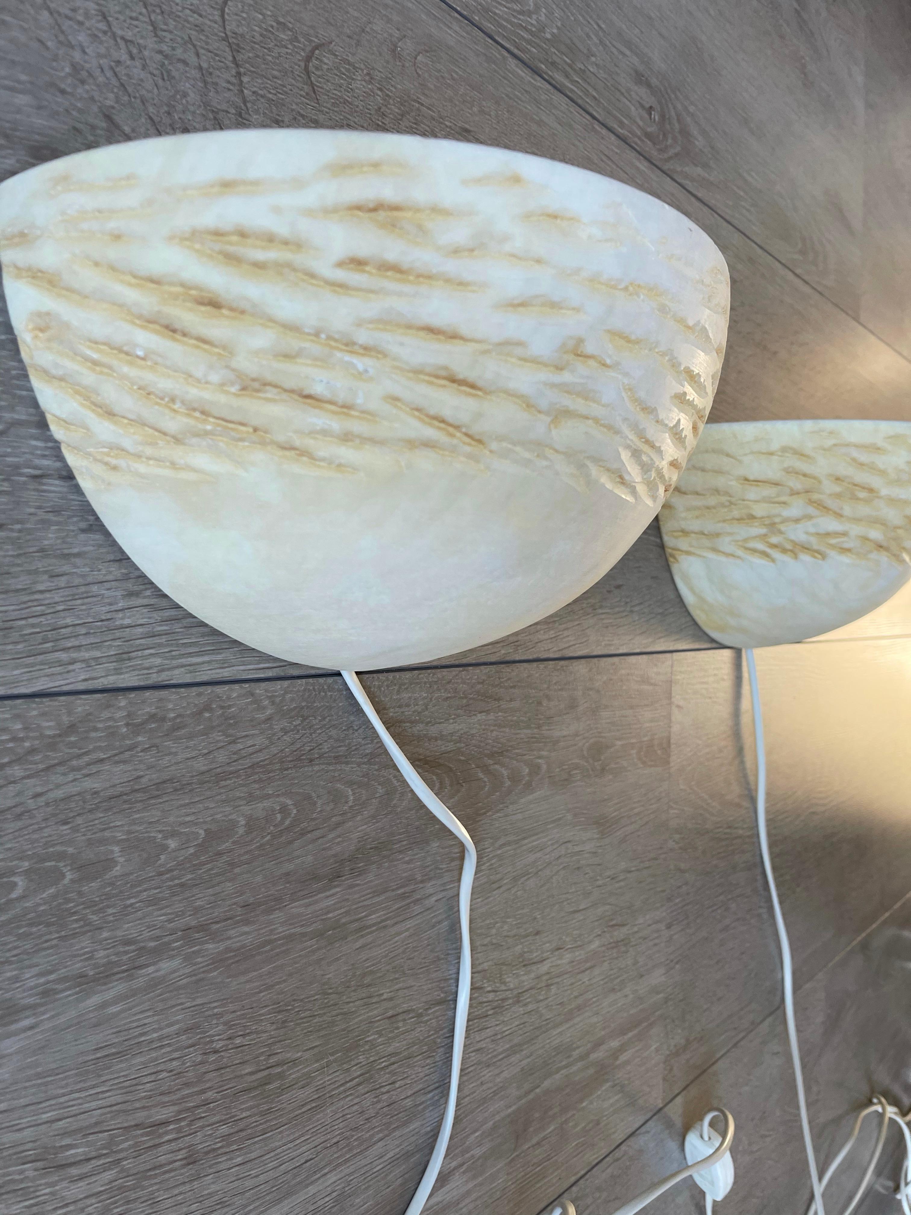 Rara coppia di lampade da parete in alabastro dal design organico del Medioevo Moderno in vendita 2