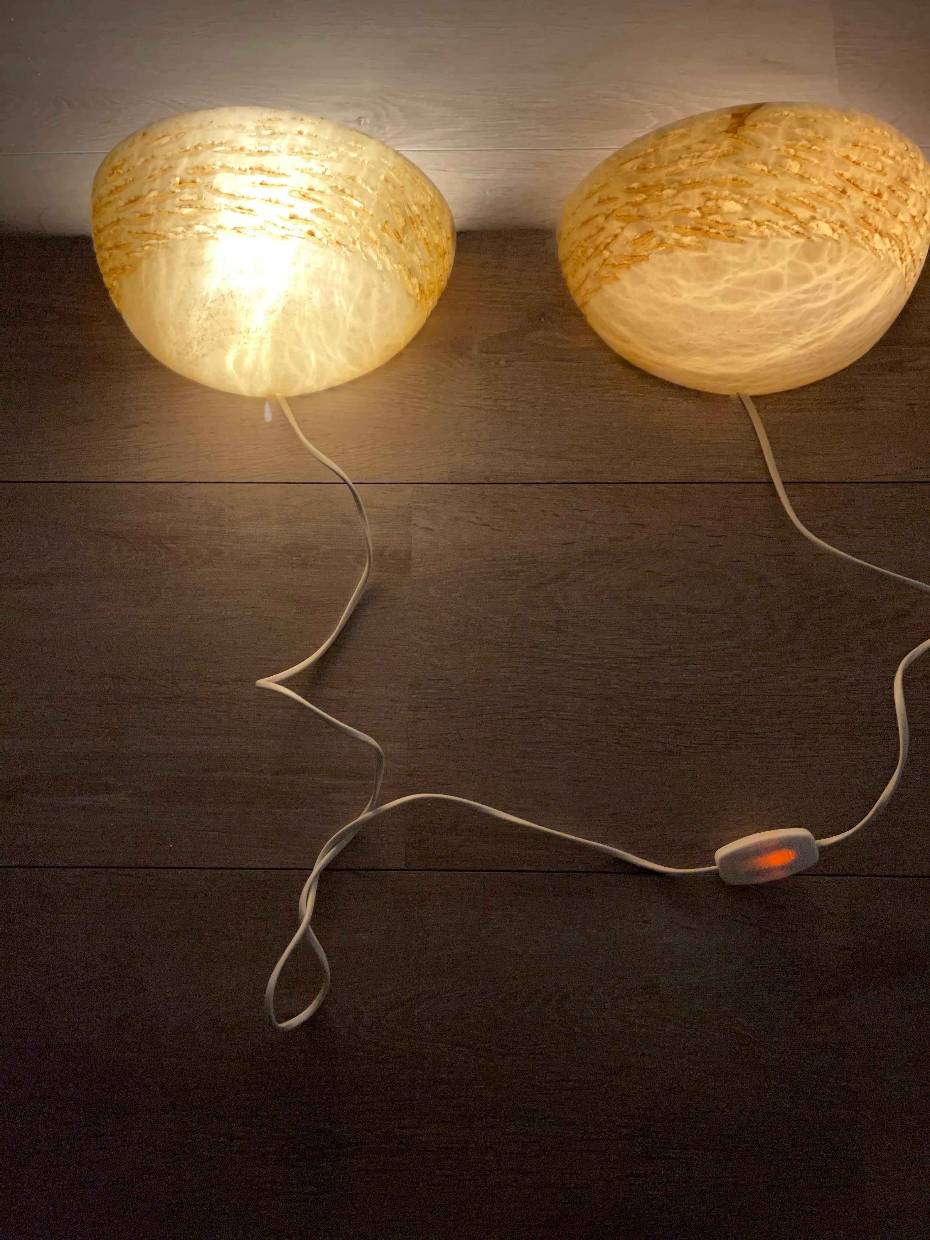 Rara coppia di lampade da parete in alabastro dal design organico del Medioevo Moderno in vendita 12