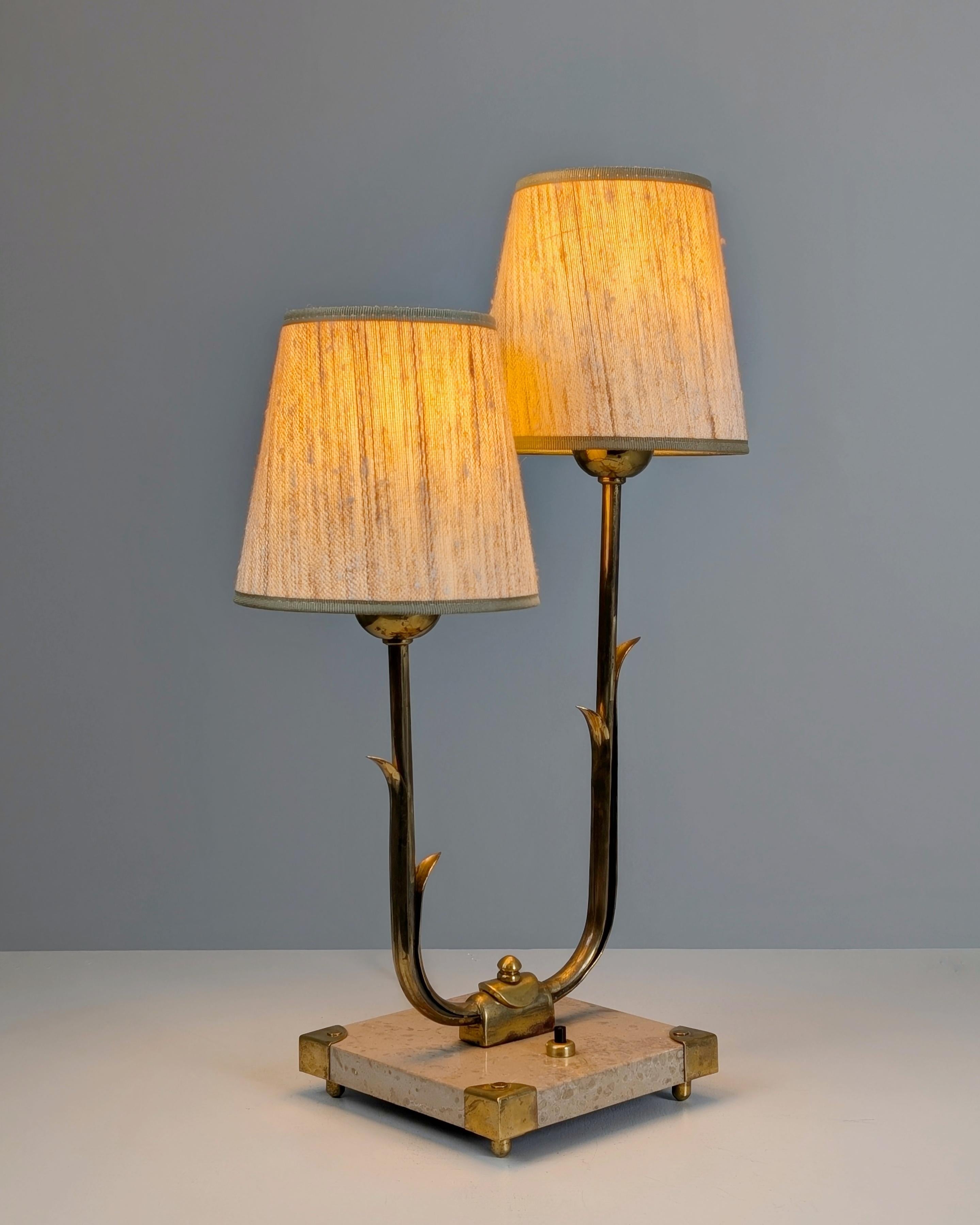 Seltene organische Tischleuchte Model No. 2430/2 aus Messing und Marmor, Valinte Finnland 1950er Jahre im Angebot 3